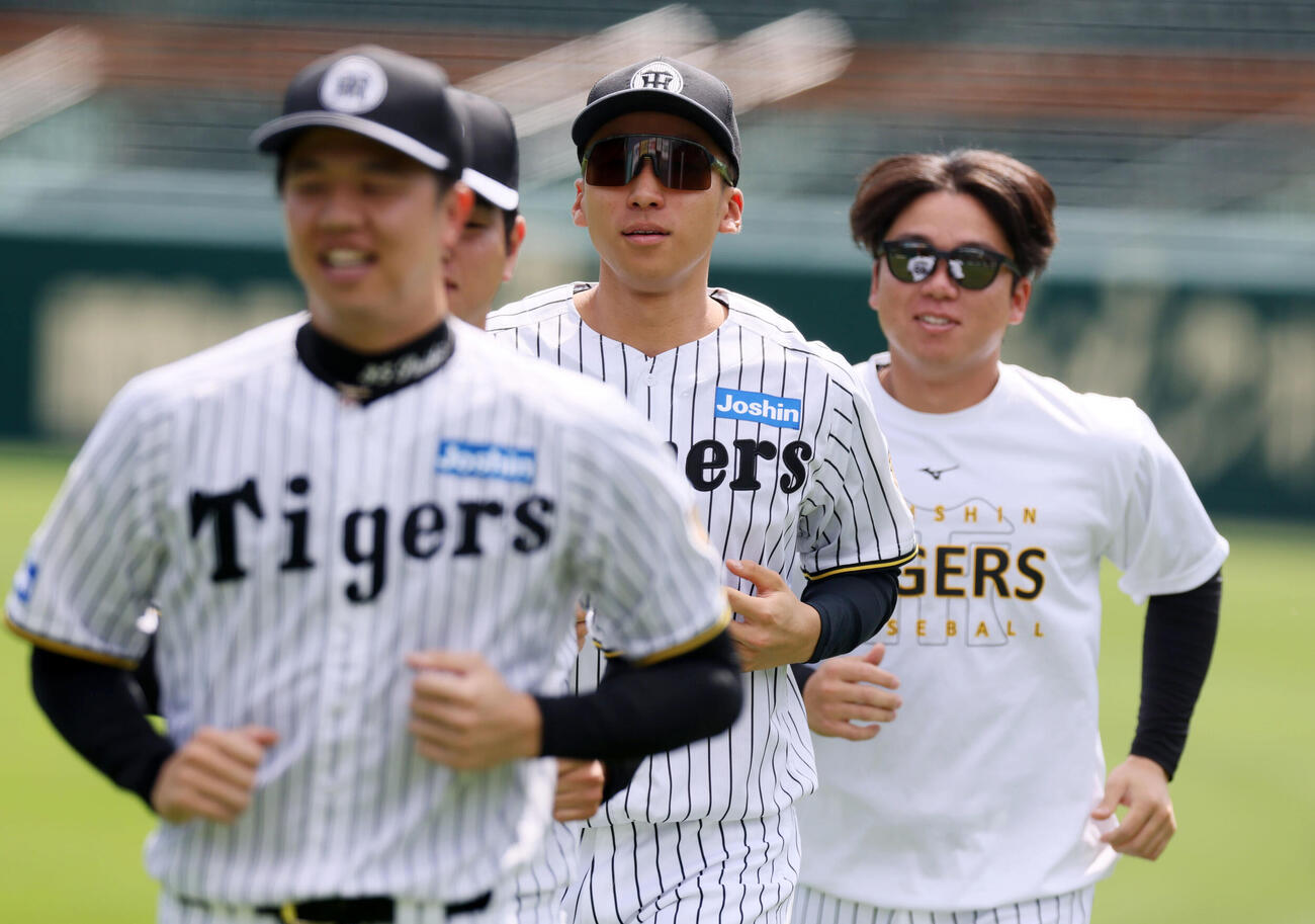 練習参加選手全員並んで走る左から阪神才木浩人、高橋遥人、茨木秀俊、村上頌樹（撮影・加藤哉）