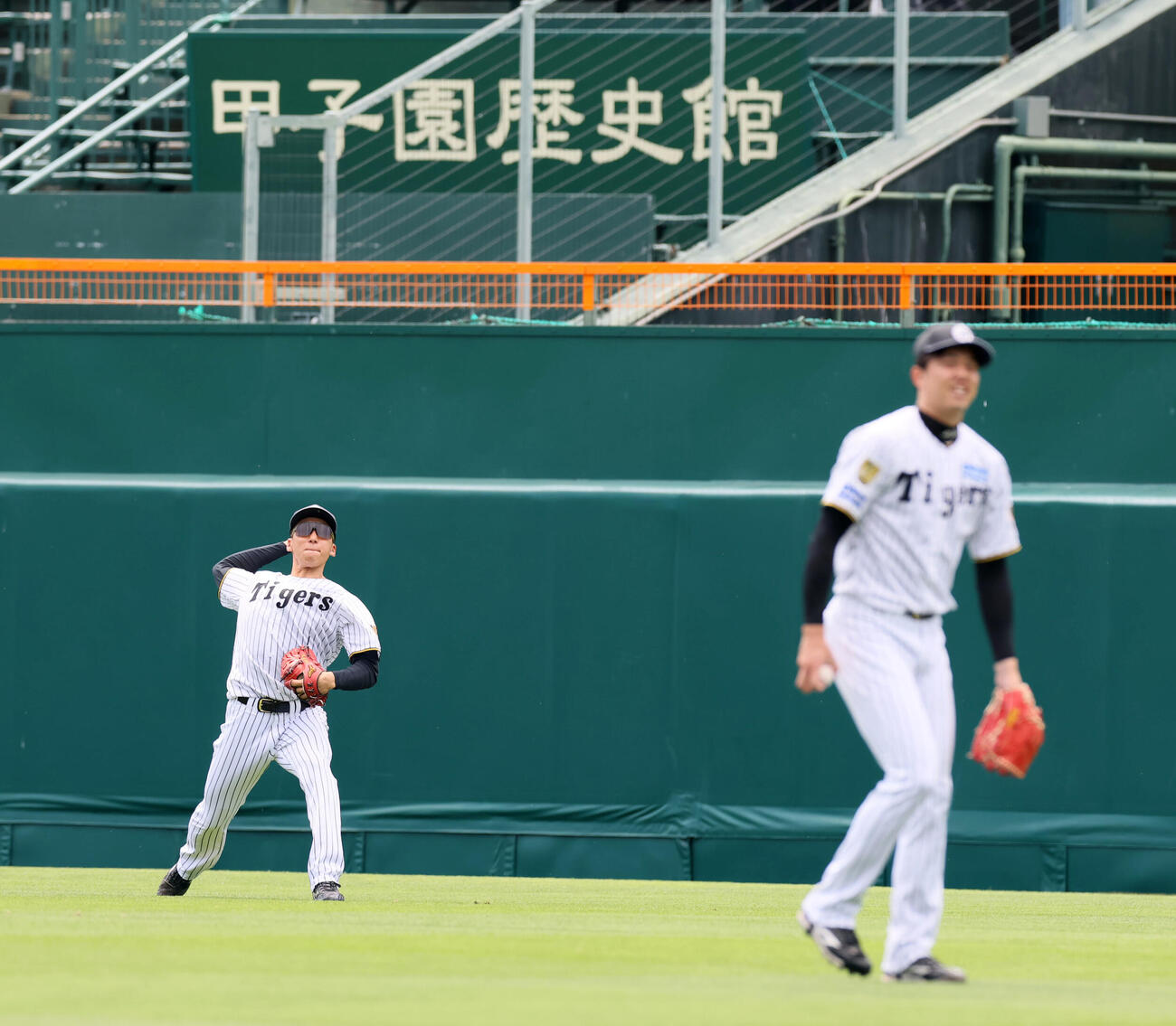 練習に参加しキャッチボールする阪神茨木秀俊。右は才木浩人（撮影・加藤哉）