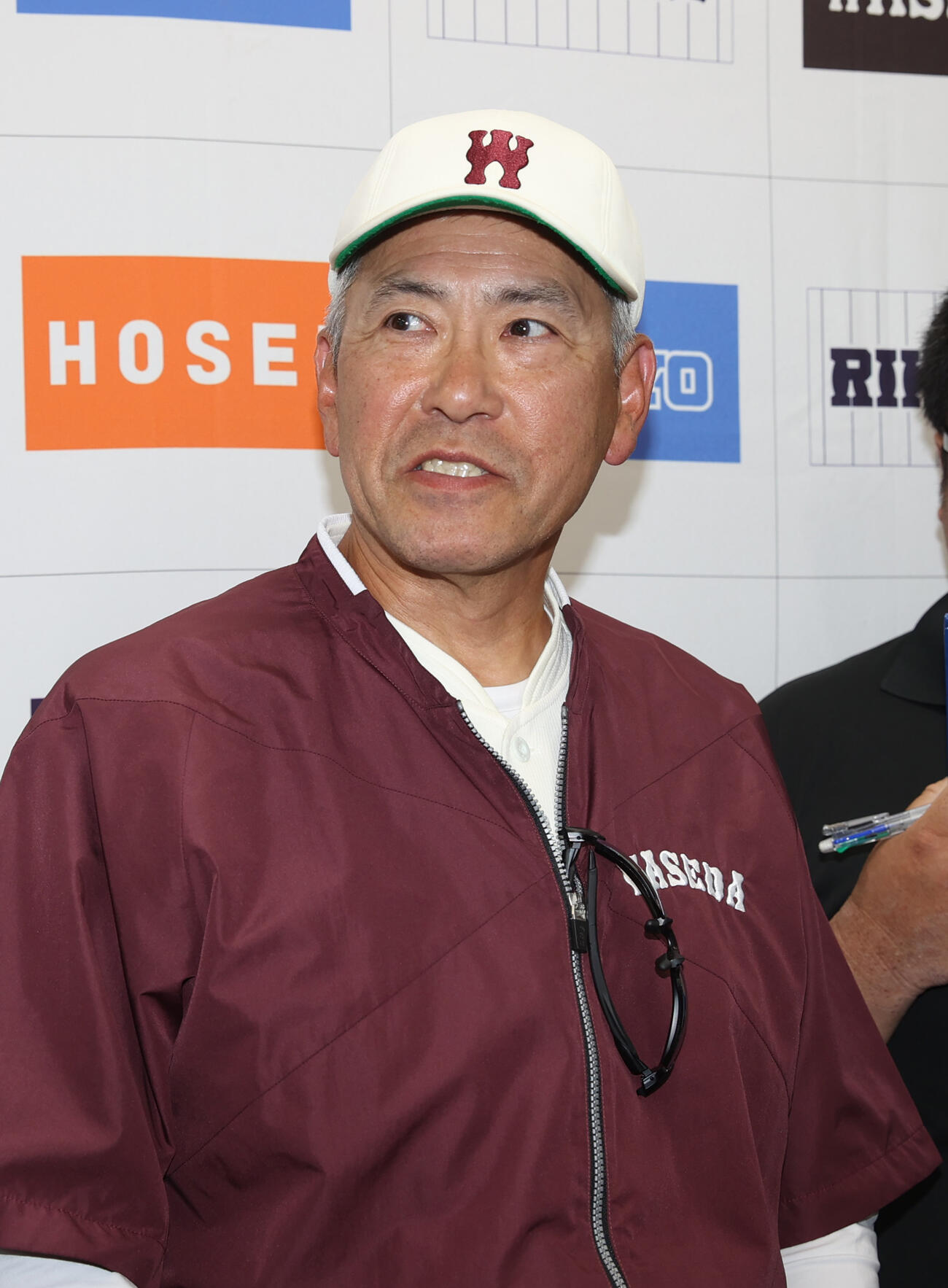 東大対早大　勝ち点を挙げ笑顔を見せる早大・小宮山悟監督