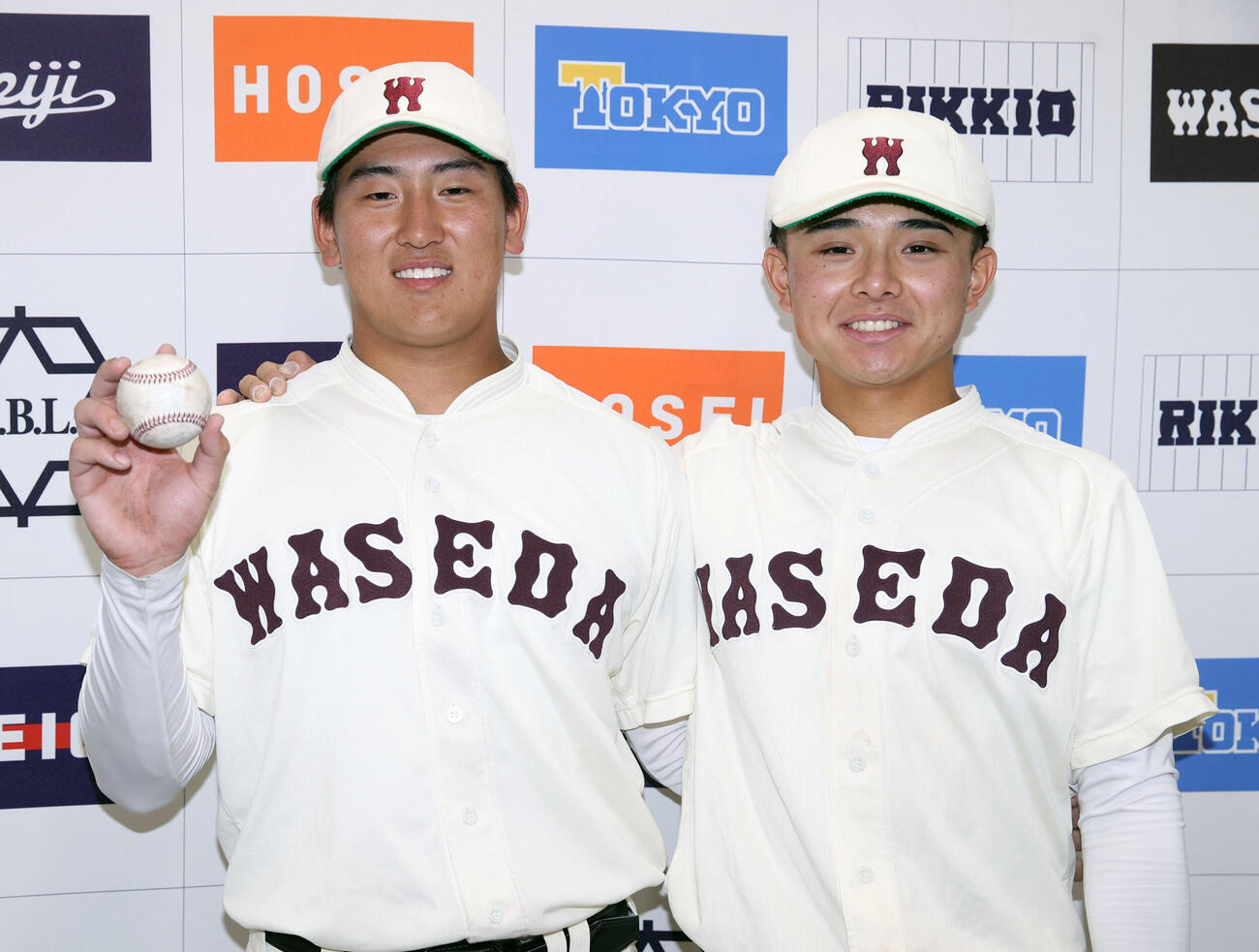 東大対早大　本塁打を放った早大・川尻結大（左）は湯浅桜翼と笑顔（撮影・柴田隆二）