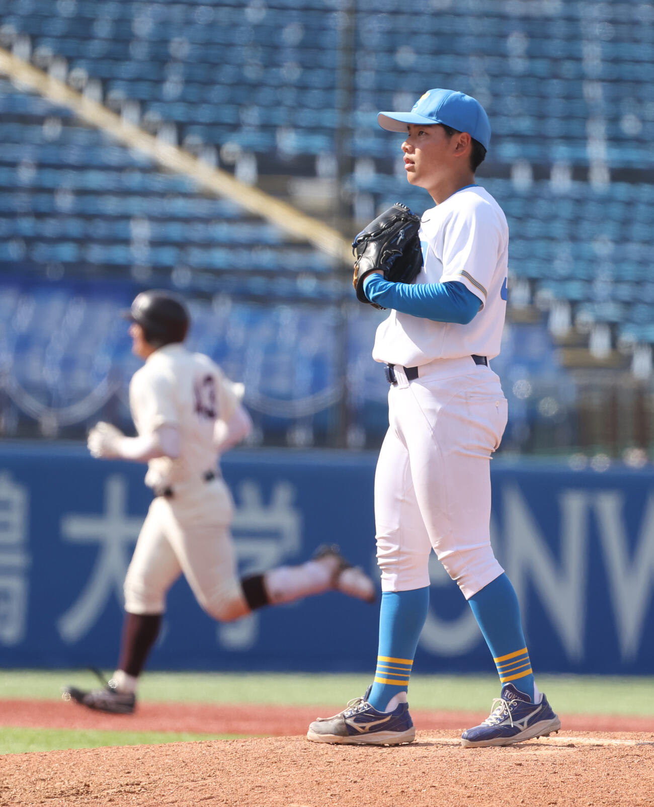東大対早大　8回裏早大無死、川尻結大バックスクリーンに本塁打を浴びた東大・中根慎士郎＝2026年4月20日