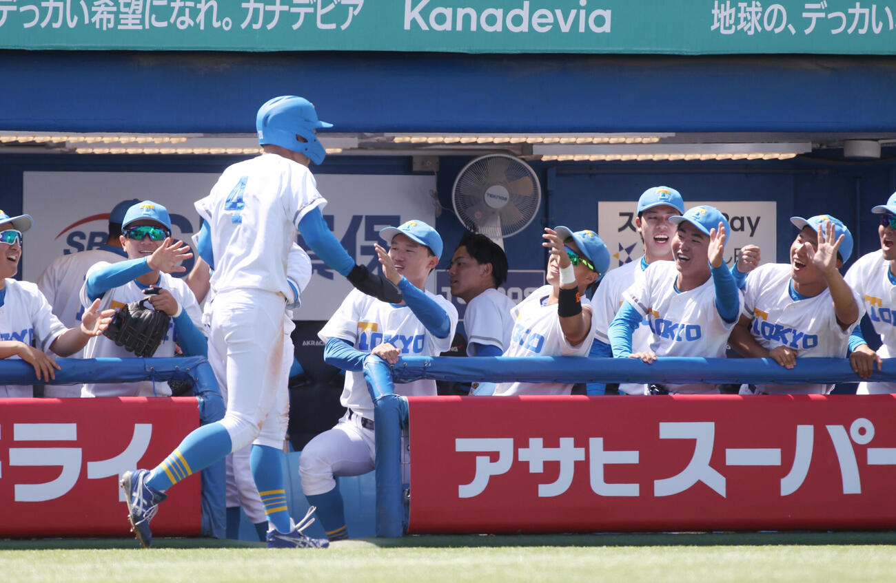東大対早大　1回表東大1死満塁、大沼亜斗夢の適時打で生還した三塁走者成瀬悠人はナインの出迎えを受ける＝2026年4月20日
