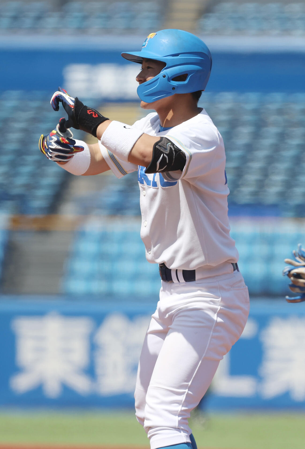 東大対早大　1回表東大1死満塁、大沼亜斗夢は適時打を放ちポーズを決める＝2026年4月20日