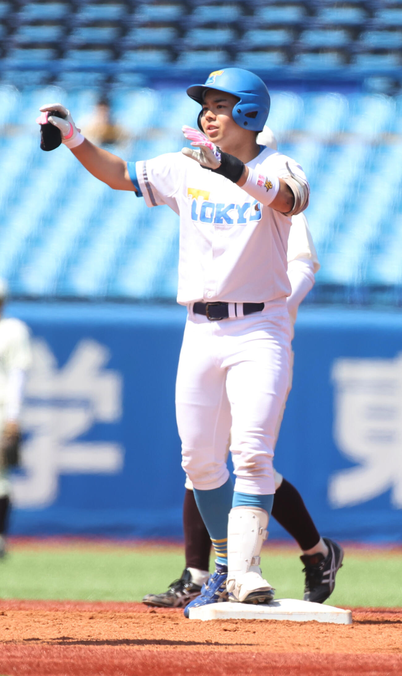 東大対早大　2回表東大1死満塁、秋元諒は適時二塁打を放つ＝2026年4月20日