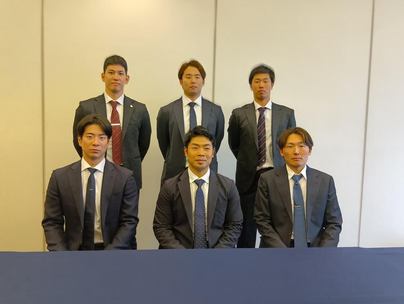 NPBと選手会の事務折衝に出席した、前列左から巨人松本、ソフトバンク近藤、西武源田、後列左からソフトバンク栗原、ロッテ横山、ヤクルト古賀