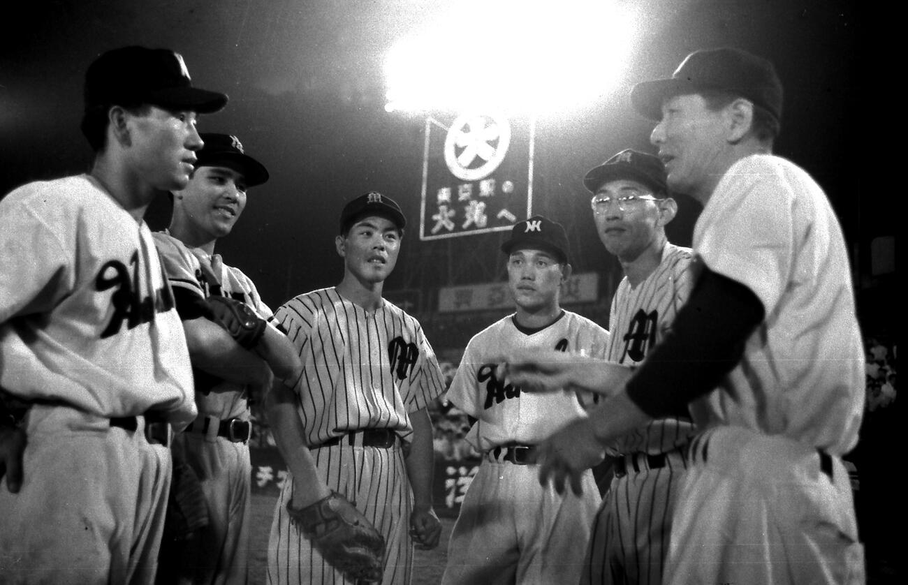 1956年7月、オールスター・ゲーム練習日に山本一人（鶴岡一人）監督を囲んで話がはずむパの主力選手。左から岡本伊三美（南海）、豊田泰光（西鉄）、榎本喜八（毎日）、森下正夫（南海）、別当薫（毎日）、山本一人監督（南海）。