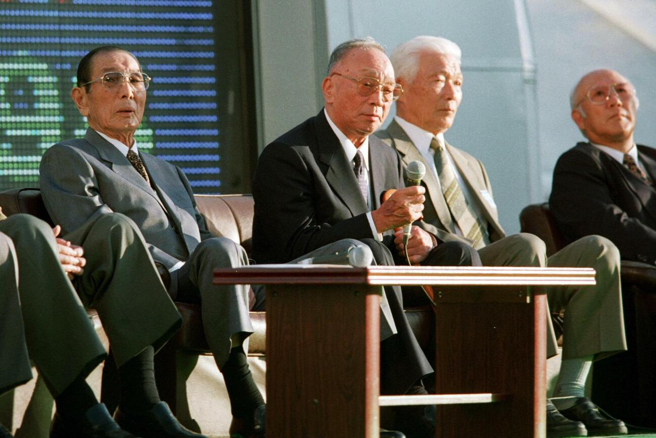 1998年10月、南海の本拠地だった大阪球場のサヨナライベントに参加する元南海の（左から）鶴岡一人、飯田徳治、堀井数男、岡本伊三美