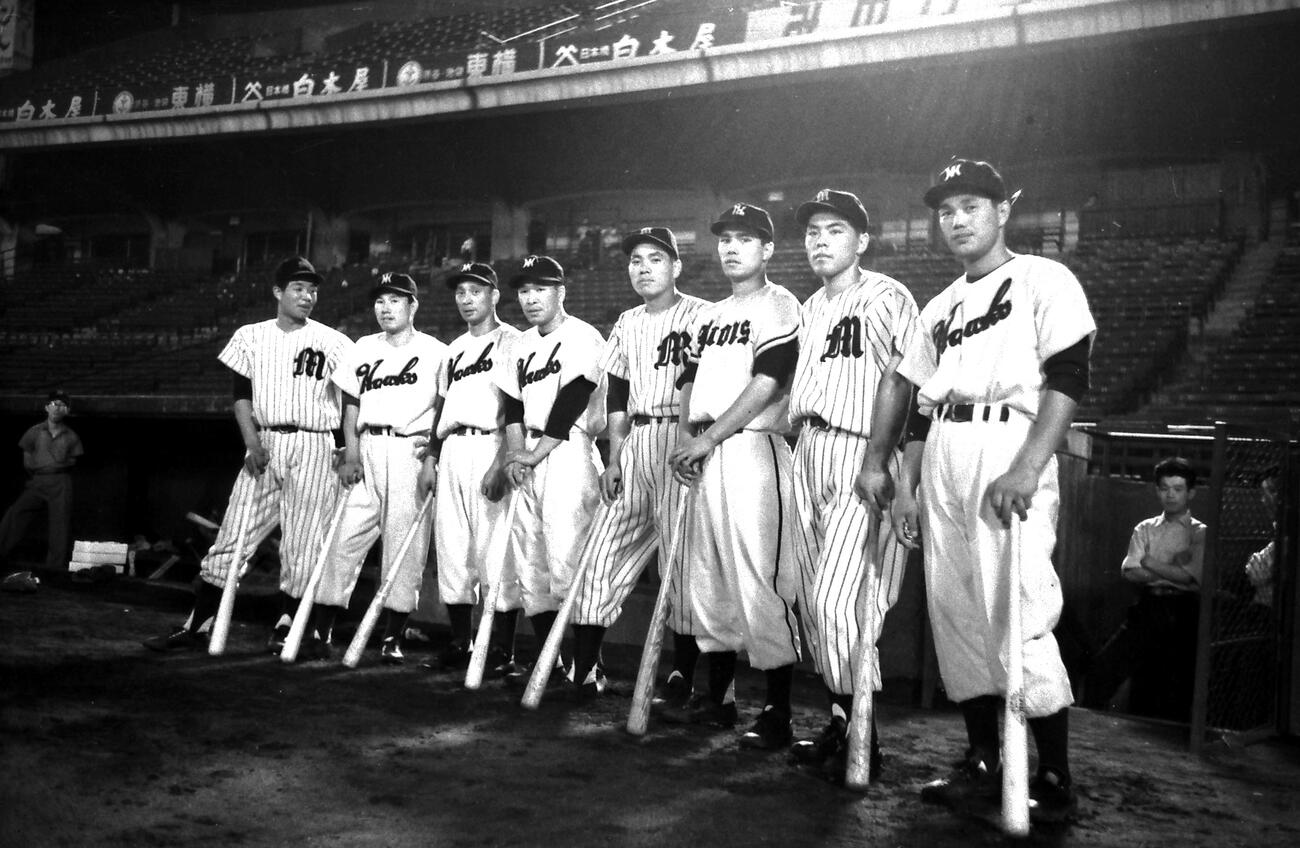 1956年7月、オールスター・ゲーム　パ・リーグの誇る強力打線。左から佃明忠（毎日）、岡本伊三美（南海）、飯田徳治（南海）、杉山光平（南海）、山内和弘（毎日）、豊田泰光（西鉄）、榎本喜八（毎日）、森下正夫（南海）。