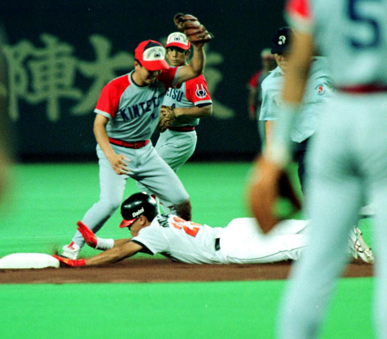 ダイエー対近鉄12回戦　村松有人はこの日53個目の盗塁を決める。この年58個の盗塁を決め盗塁王に輝く（1996年9月12日撮影）