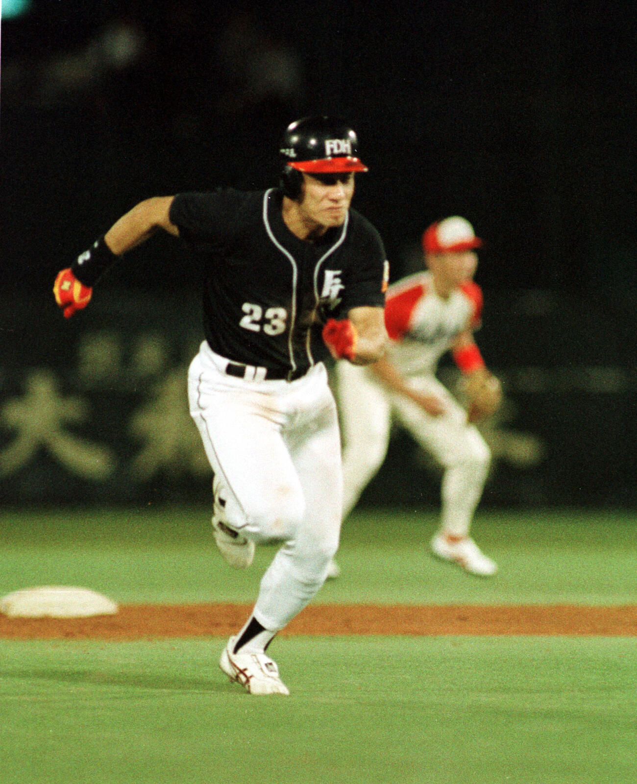対近鉄戦で盗塁を狙うダイエー村松有人（1996年）