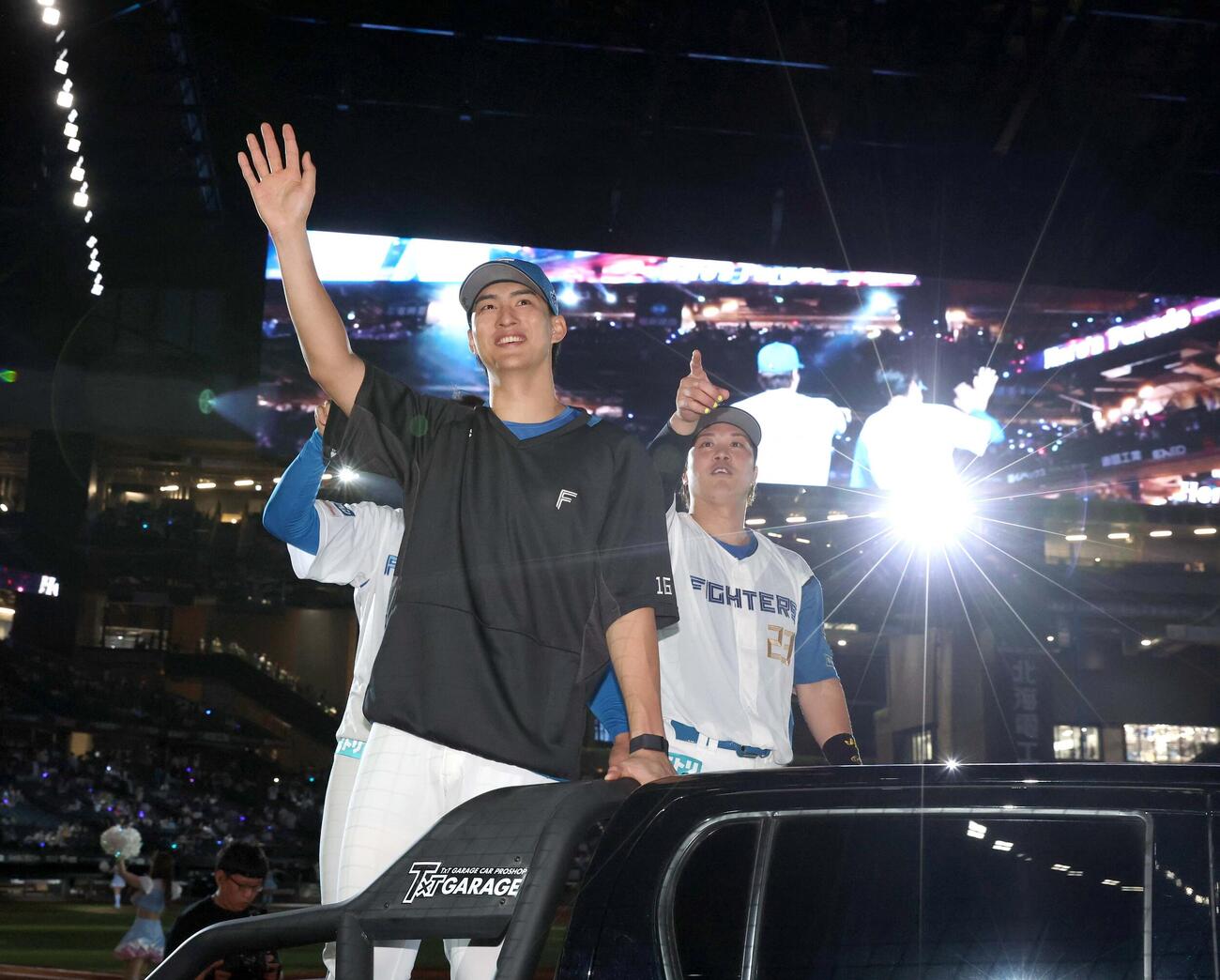 25年6月、ヤクルト戦後にスタンドに向かって手を振る日本ハム達孝太