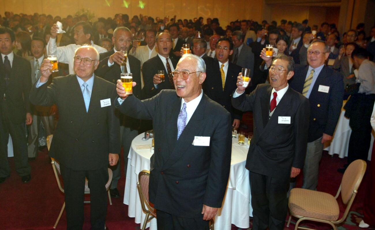 2003年5月、プロ野球関西OBクラブファンとの集い　笑顔で乾杯する岡本伊佐美、大沢啓ニ、花井悠、土井淳（左から）