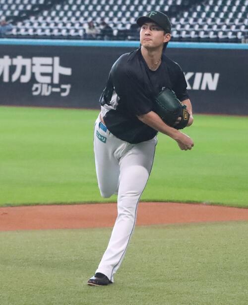 右脇腹をチラ見せしながらキャッチボールする日本ハム達