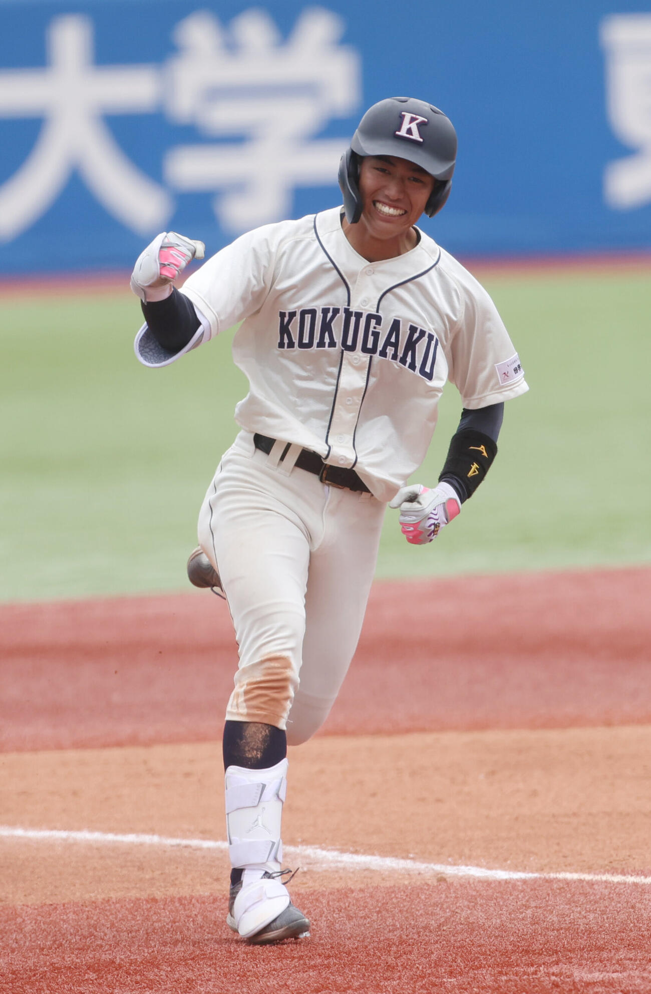 東都大学野球　国学院大対東洋大　6回表国学院大無死、金子晄也は本塁打を放ちガッツポーズする　　（撮影・柴田隆二）.