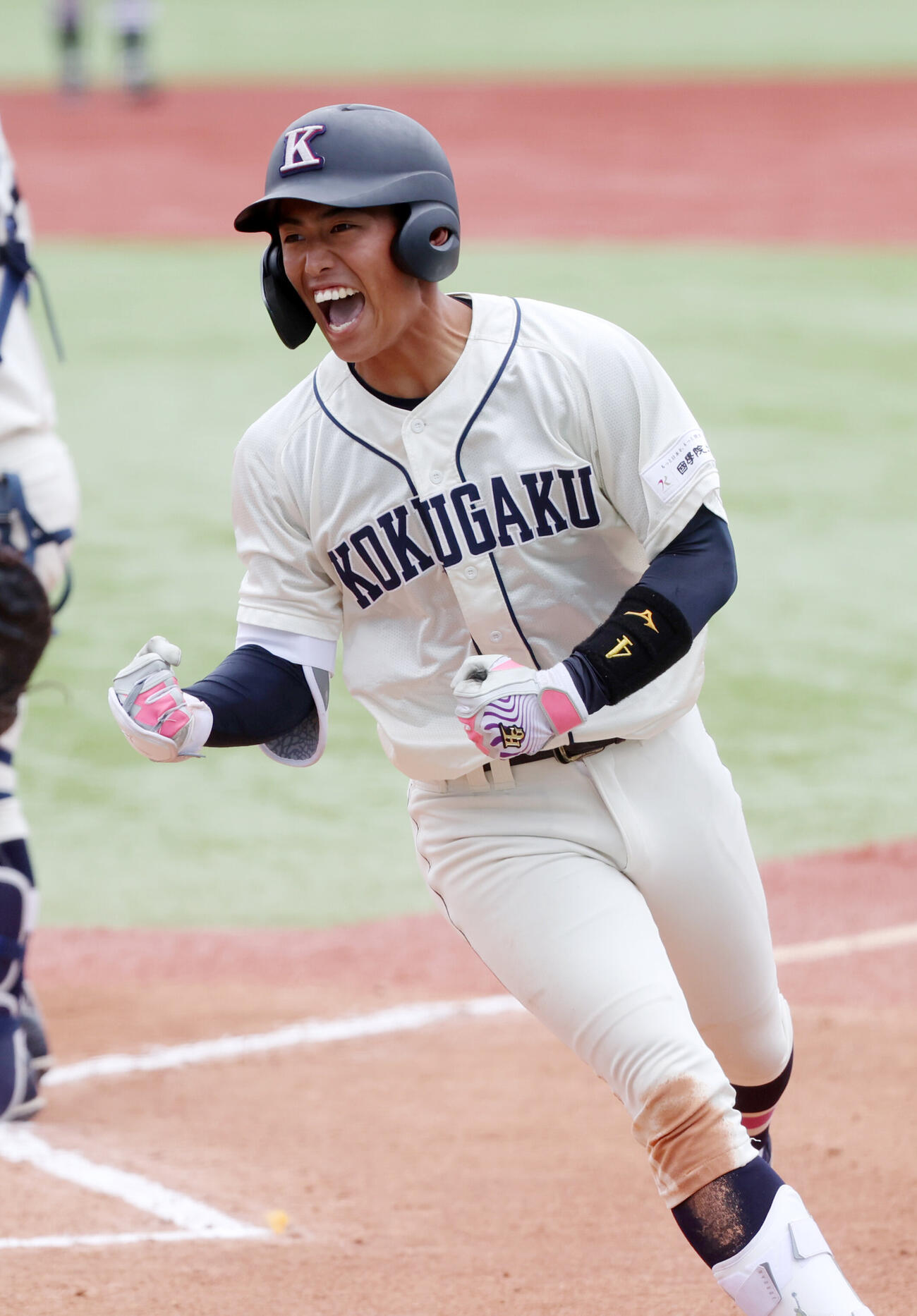 東都大学野球　国学院大対東洋大　6回表国学院大無死、金子晄也は本塁打を放ちガッツポーズする　　（撮影・柴田隆二）.