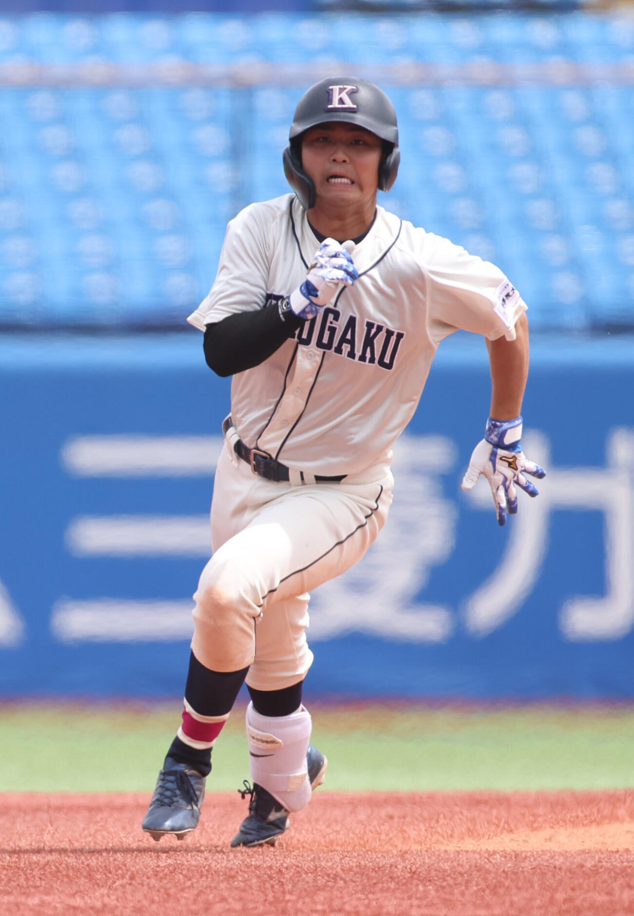 東都大学野球　国学院大対東洋大　8回表国学院大無死、田井志門は三塁打を放ち三里に向かう　　（撮影・柴田隆二）.