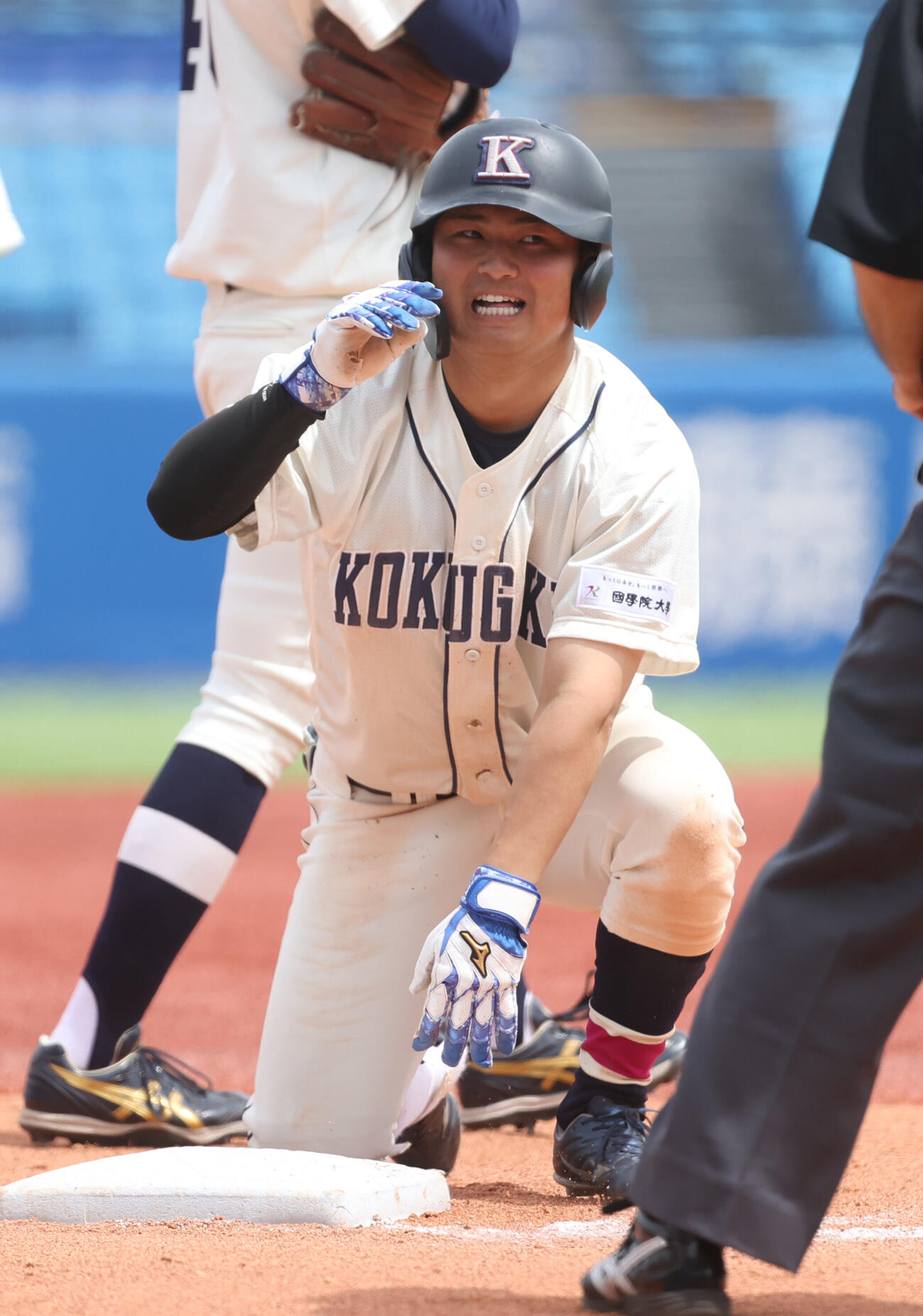 東都大学野球　国学院大対東洋大　8回表国学院大無死、田井志門は三塁打を放ち笑顔を見せる　　（撮影・柴田隆二）.