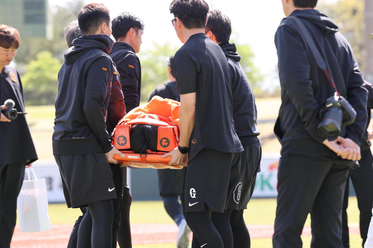 巨人対中日　試合前練習中、フリー打撃の打球が、顔に当たり運ばれる巨人泉口友汰(撮影・浅見桂子)