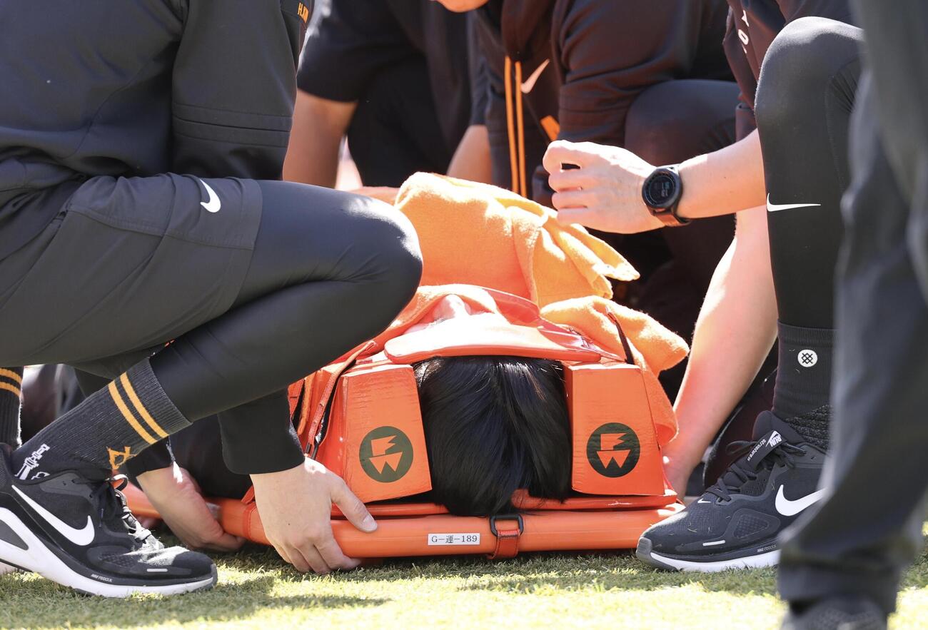 巨人対中日　試合前練習中、フリー打撃の打球が、顔に当たり運ばれる巨人泉口友汰(撮影・浅見桂子)