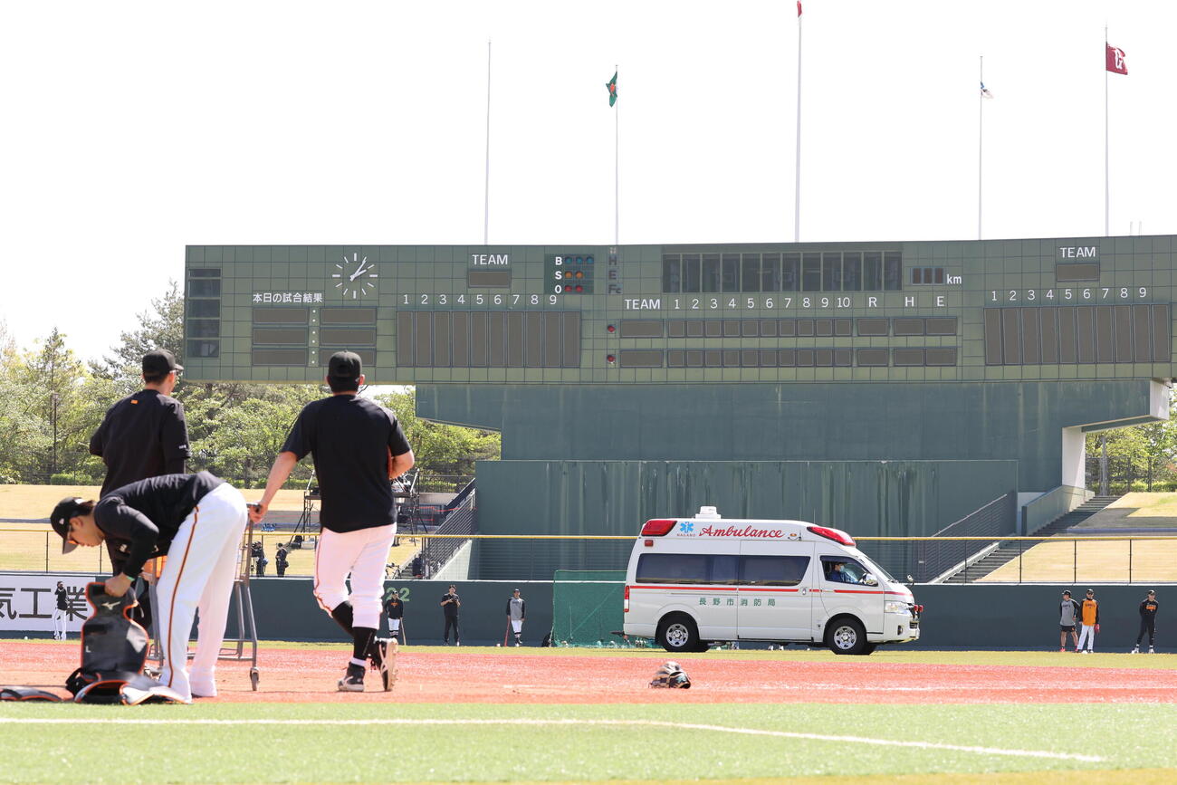 巨人対中日　試合前練習中、フリー打撃の打球が、顔に当たった巨人泉口友汰の手当のため救急車がグラウンドに入った(撮影・浅見桂子)