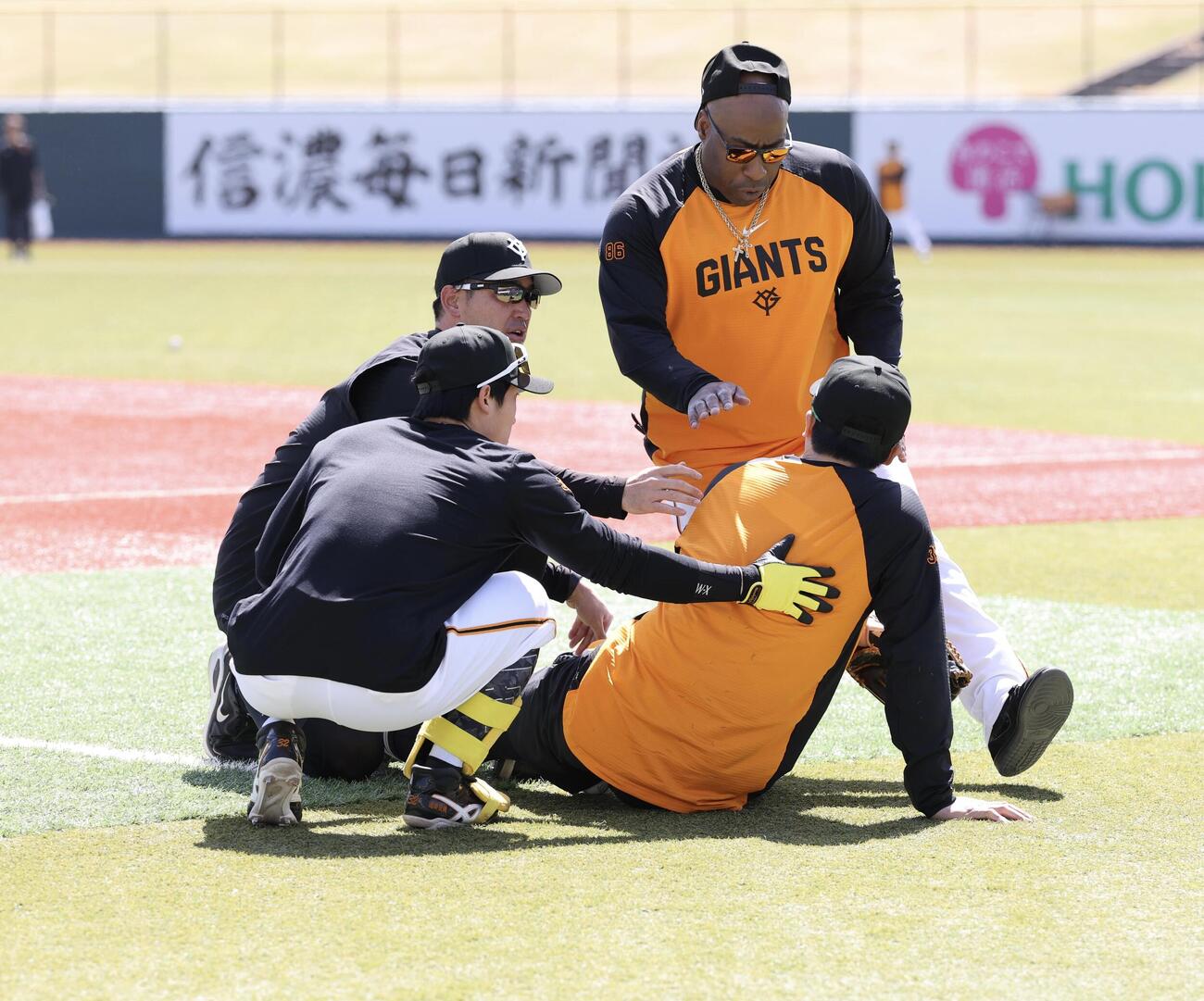 巨人対中日　試合前練習中、フリー打撃の打球が、顔に当たった巨人泉口友汰(手前右)にコーチ、スタッフがかけよる(撮影・浅見桂子)