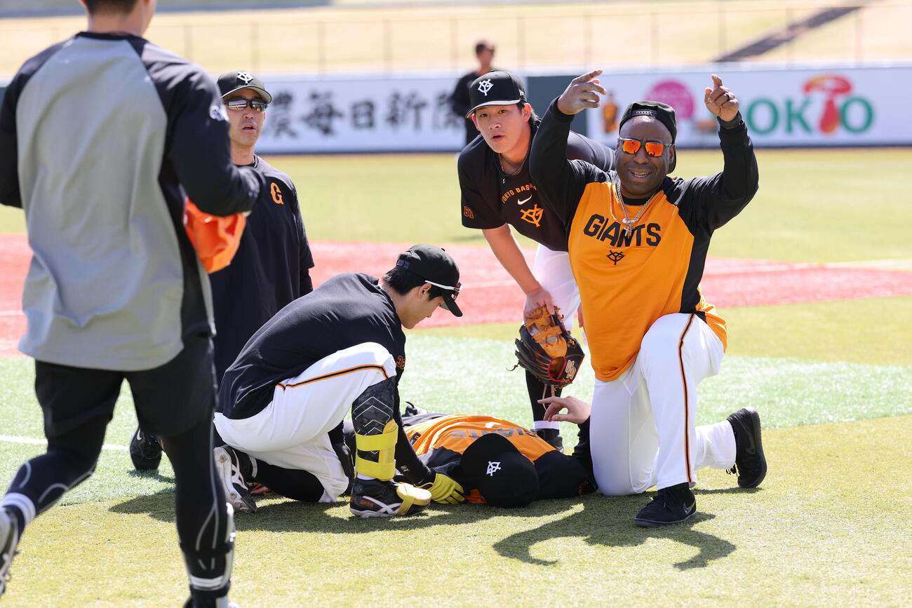 巨人対中日　試合前練習中、フリー打撃の打球が、顔に当たった巨人泉口友汰(中央)にコーチ、スタッフがかけよる(撮影・浅見桂子)
