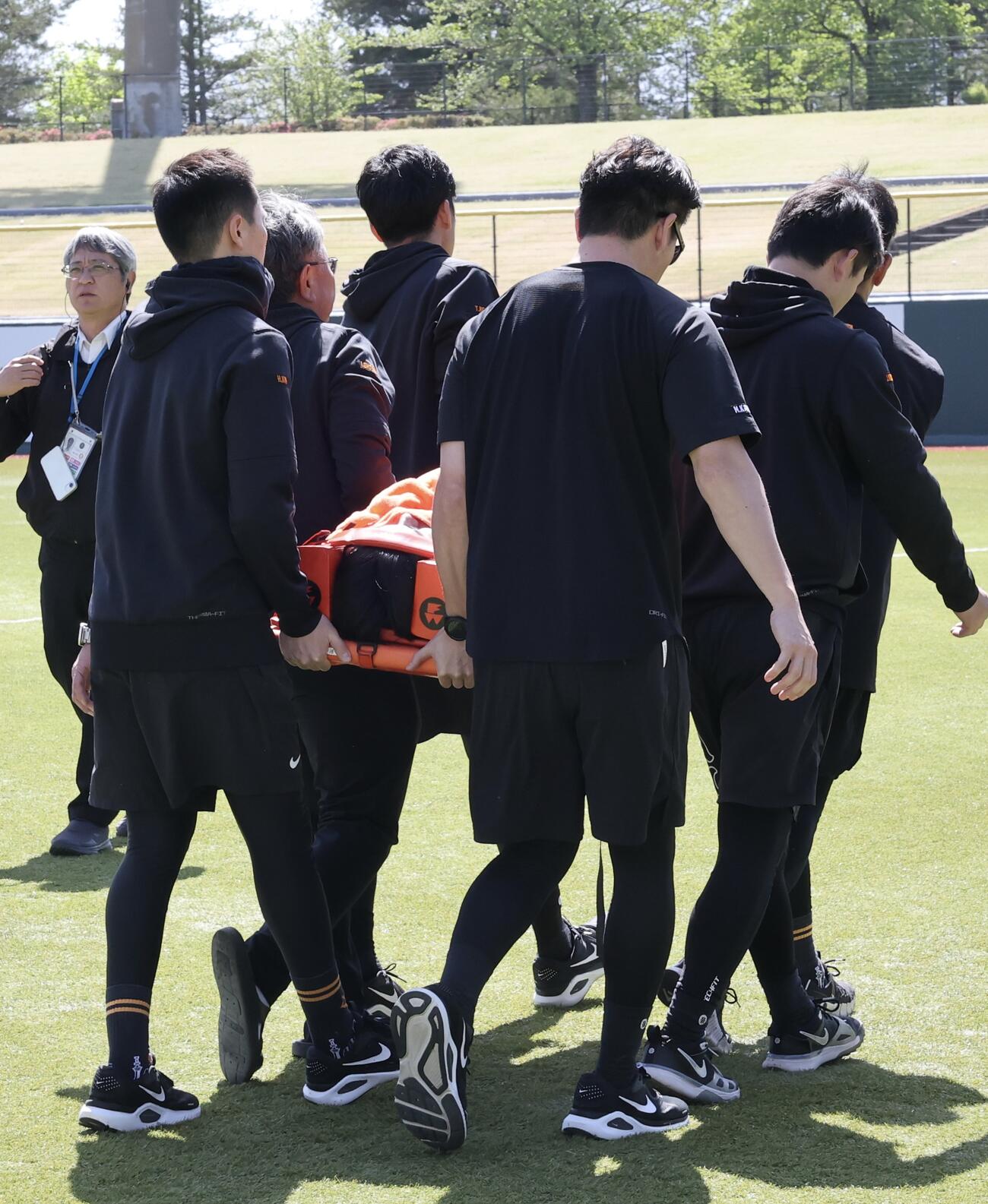 巨人対中日　試合前練習中、フリー打撃の打球が、顔に当たり運ばれる巨人泉口友汰(撮影・浅見桂子)