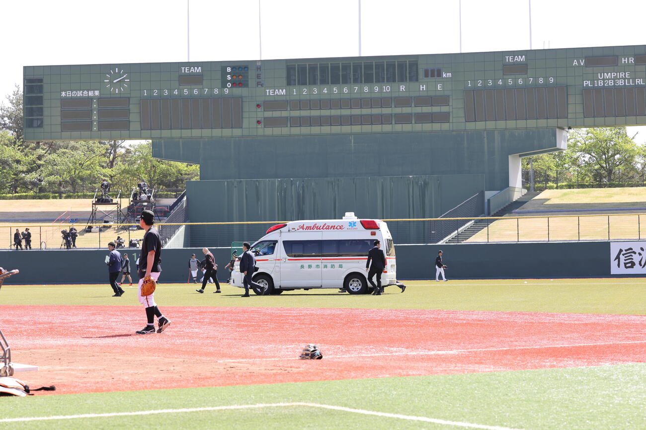 巨人対中日　試合前練習中、フリー打撃の打球が、顔に当たった巨人泉口友汰は救急車でグラウンドから運ばれる(撮影・浅見桂子)