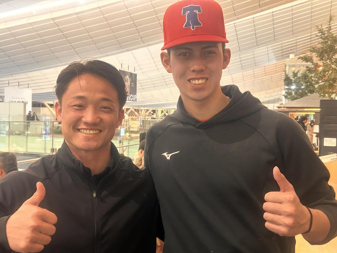 フィリーズとマイナー契約したモレチ・アレシャンドレ投手（右）と大塚虎之介スカウト