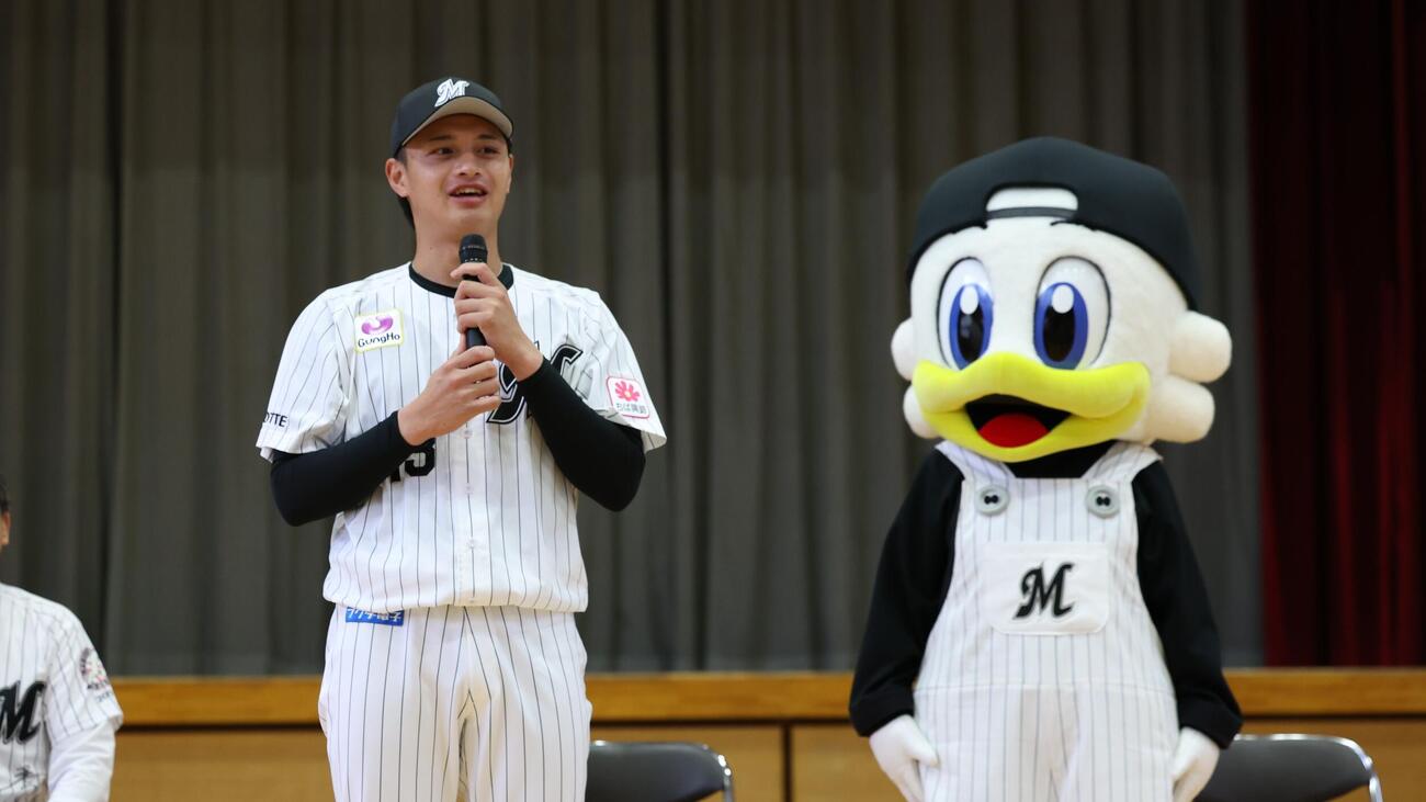ランドセルカバー配布のために小学校を訪問した毛利海大