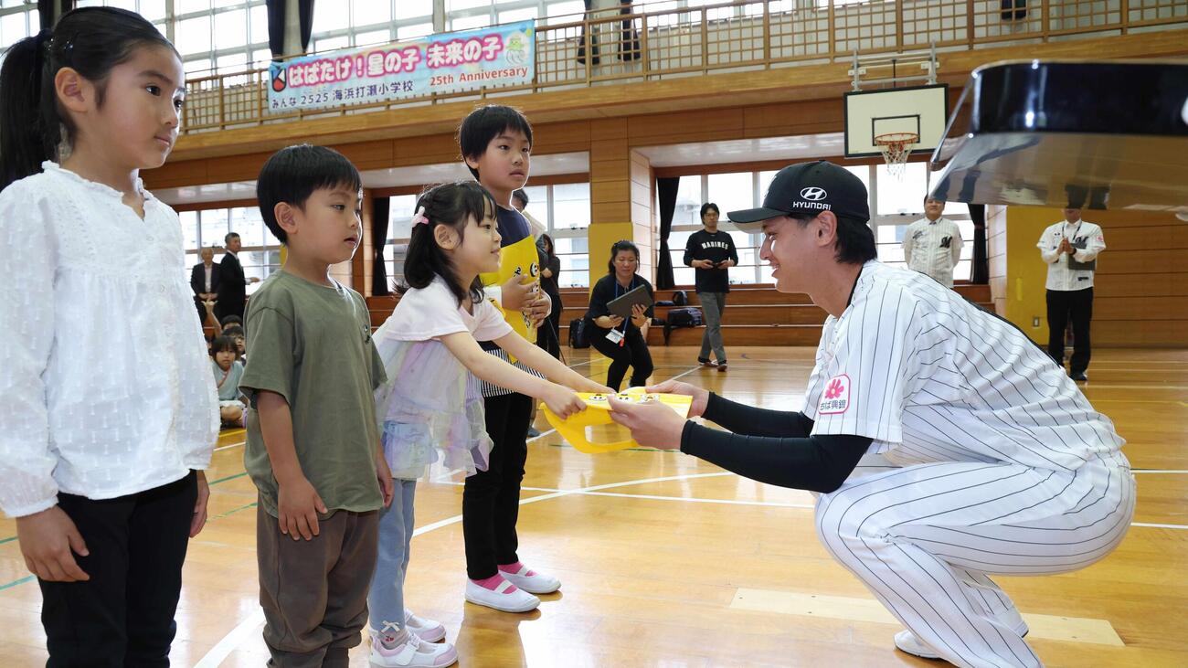 ランドセルカバー配布のために小学校を訪問した毛利海大