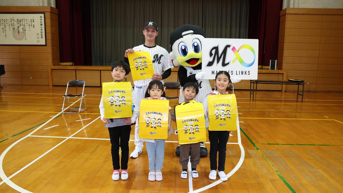 ランドセルカバー配布のために小学校を訪問した毛利海大