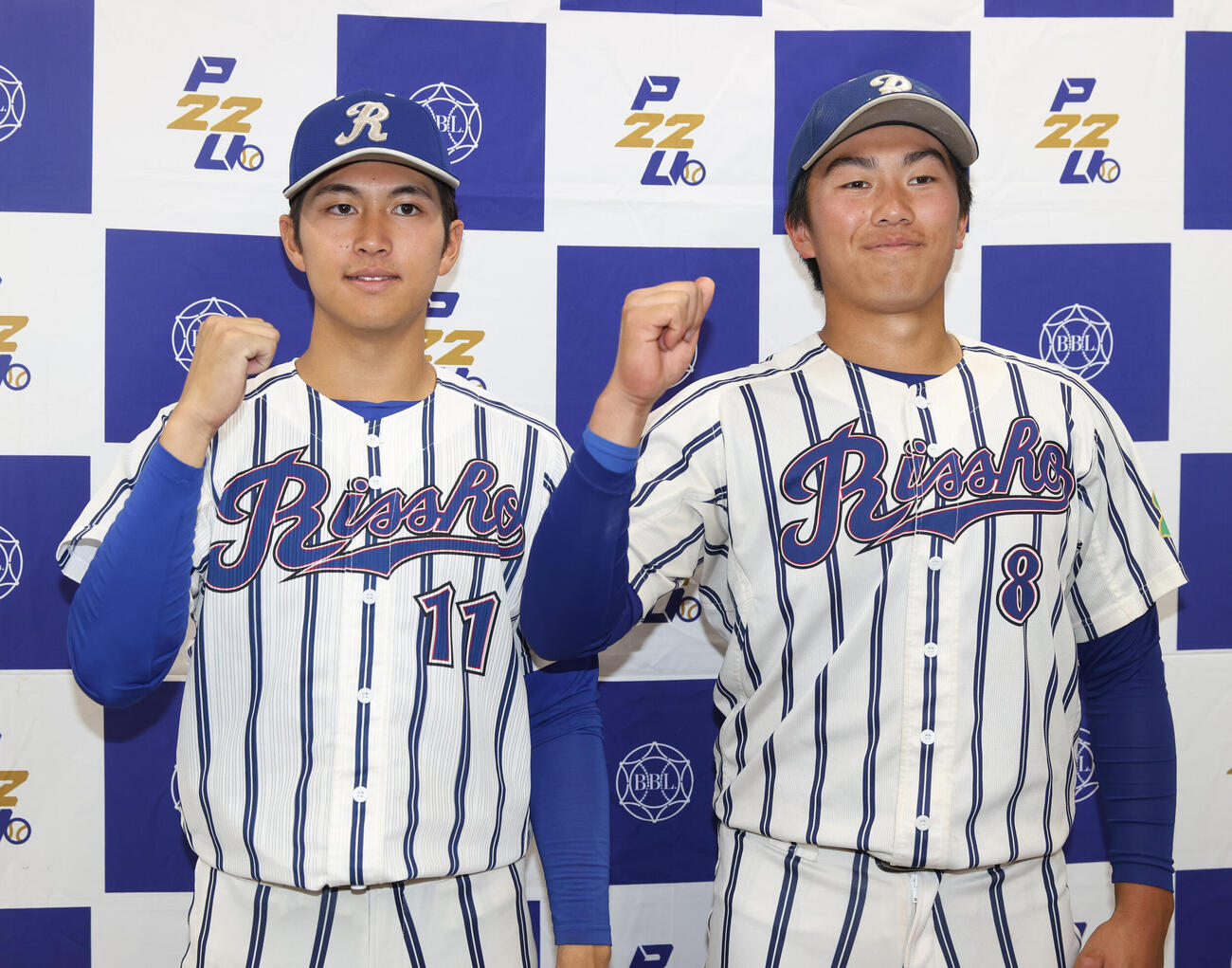 東都大学球　　青学大対立正大　完投勝利した仁田陽翔（左）と決勝本塁打の西村元希はガッツポーズする　（撮影・柴田隆二）.