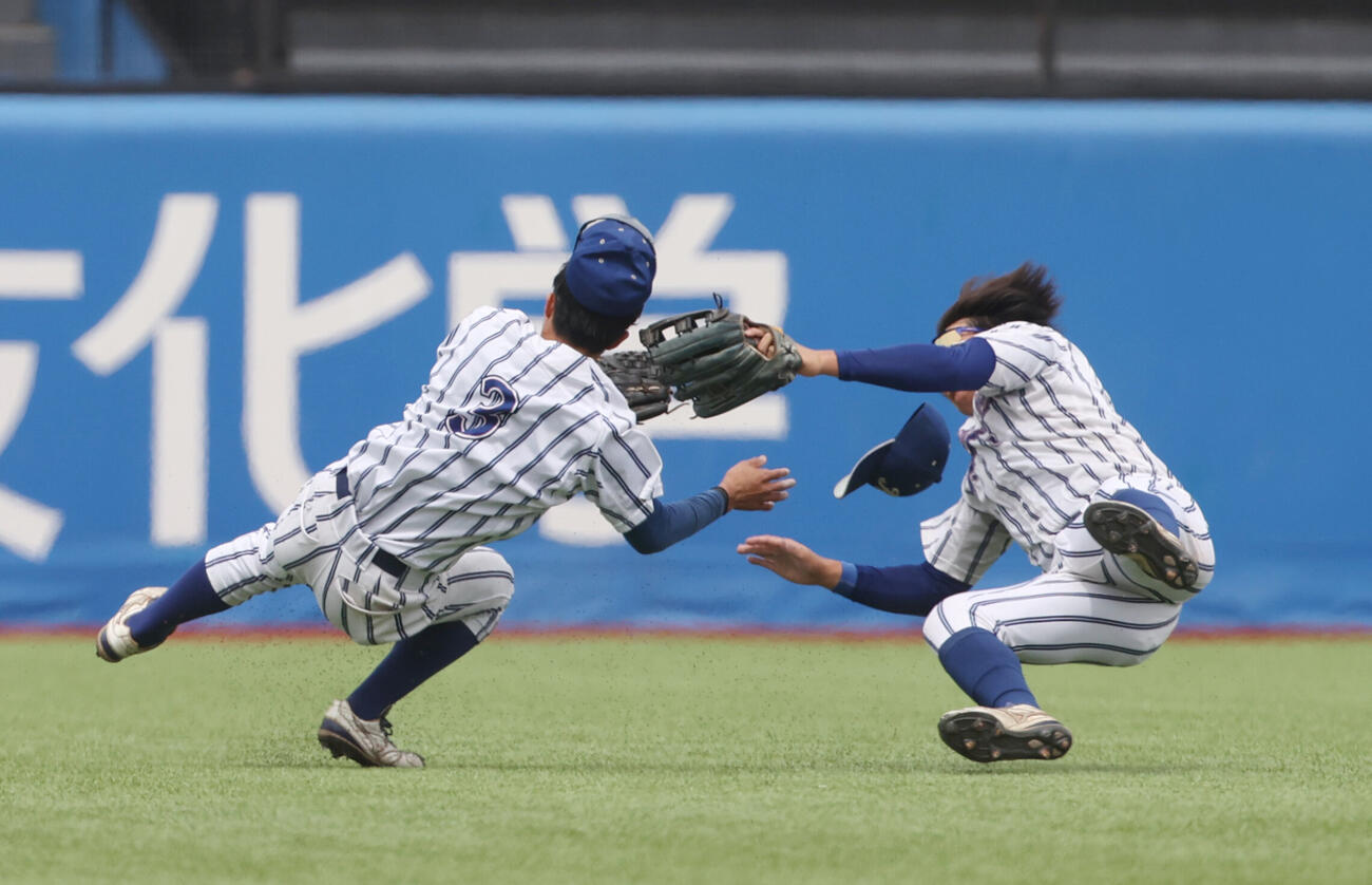東都大学野球　　青学大対立正大　1回表青学大2死一塁、渡部海の左飛を追って藤崎凌太郎遊撃手（左）と西村元希左翼手が激突する　（撮影・柴田隆二）.