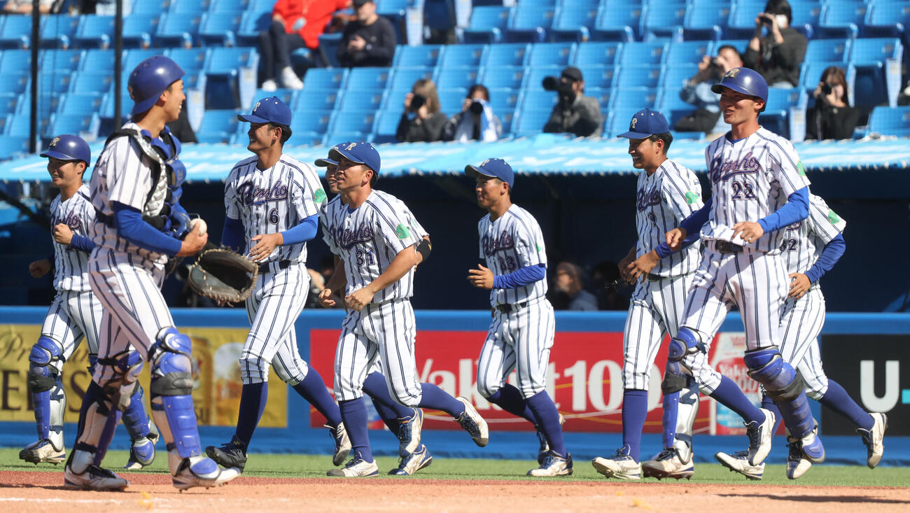 東都大学球　　青学大対立正大　青学大に勝利し喜ぶ立正大ナイン　（撮影・柴田隆二）.