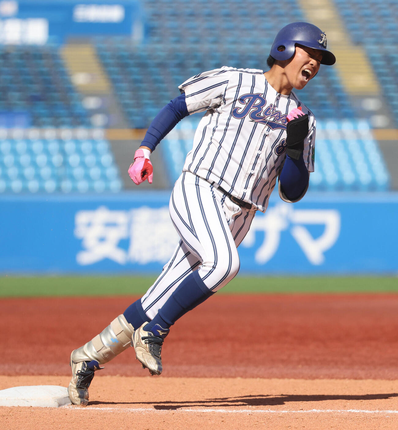 東都大学球　　青学大対立正大　8回裏立正大無死、西村元希は本塁打を放ちほえる　（撮影・柴田隆二）.