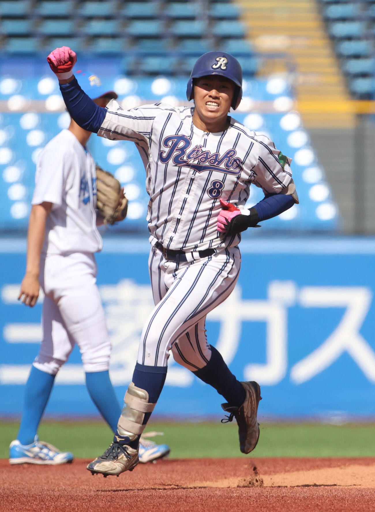 東都大学球　　青学大対立正大　8回裏立正大無死、西村元希は本塁打を放ちガッツポーズする　（撮影・柴田隆二）.