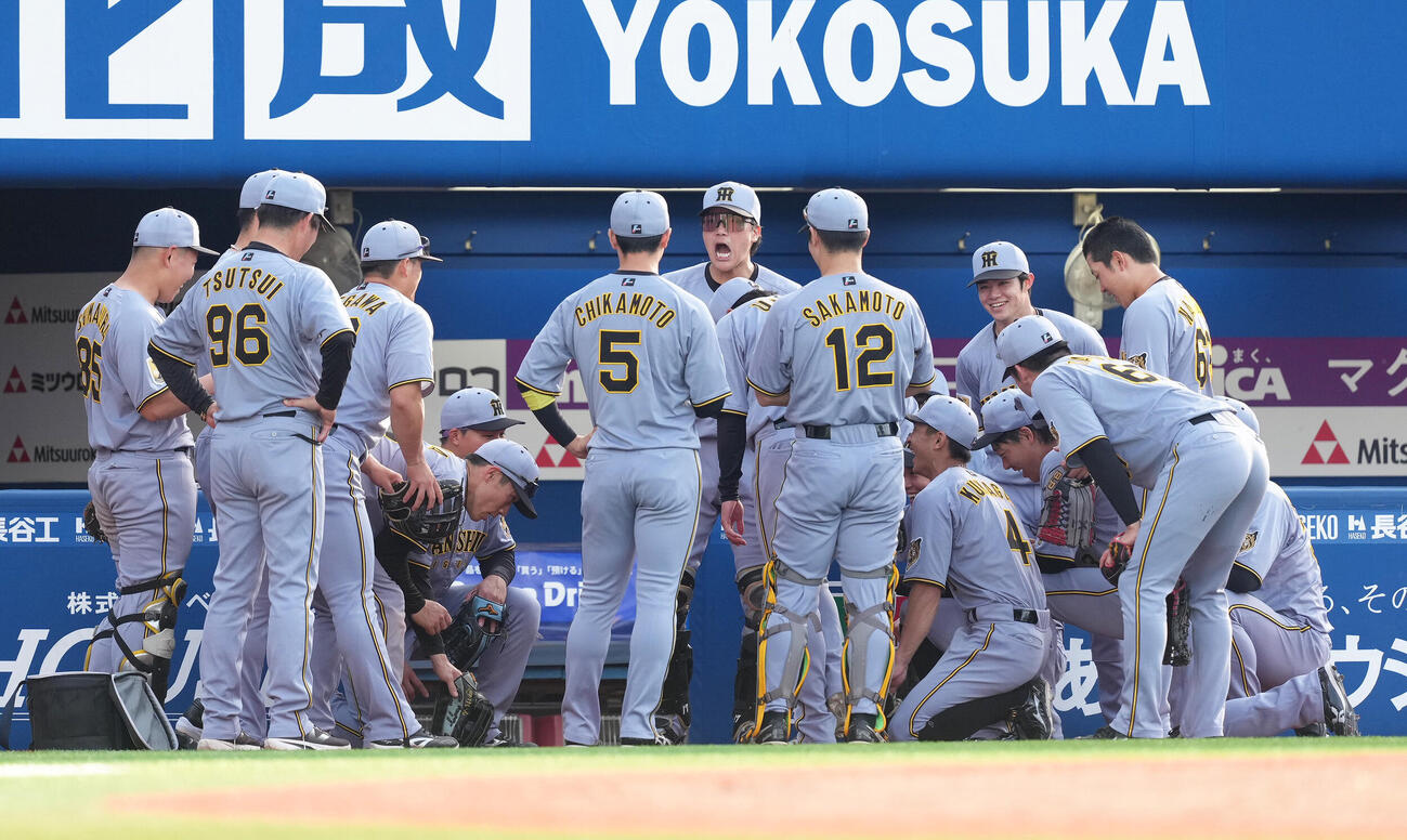 DeNA対阪神　試合前、円陣の中心で声出しする阪神伏見寅威（中央）（撮影・足立雅史）　