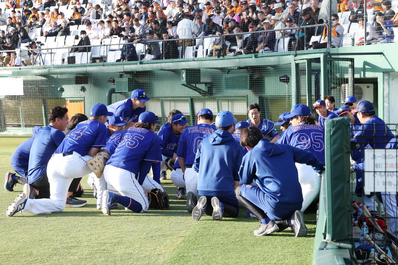 巨人対中日　試合前、円陣を組む中日の選手たち　（撮影・宮地輝）