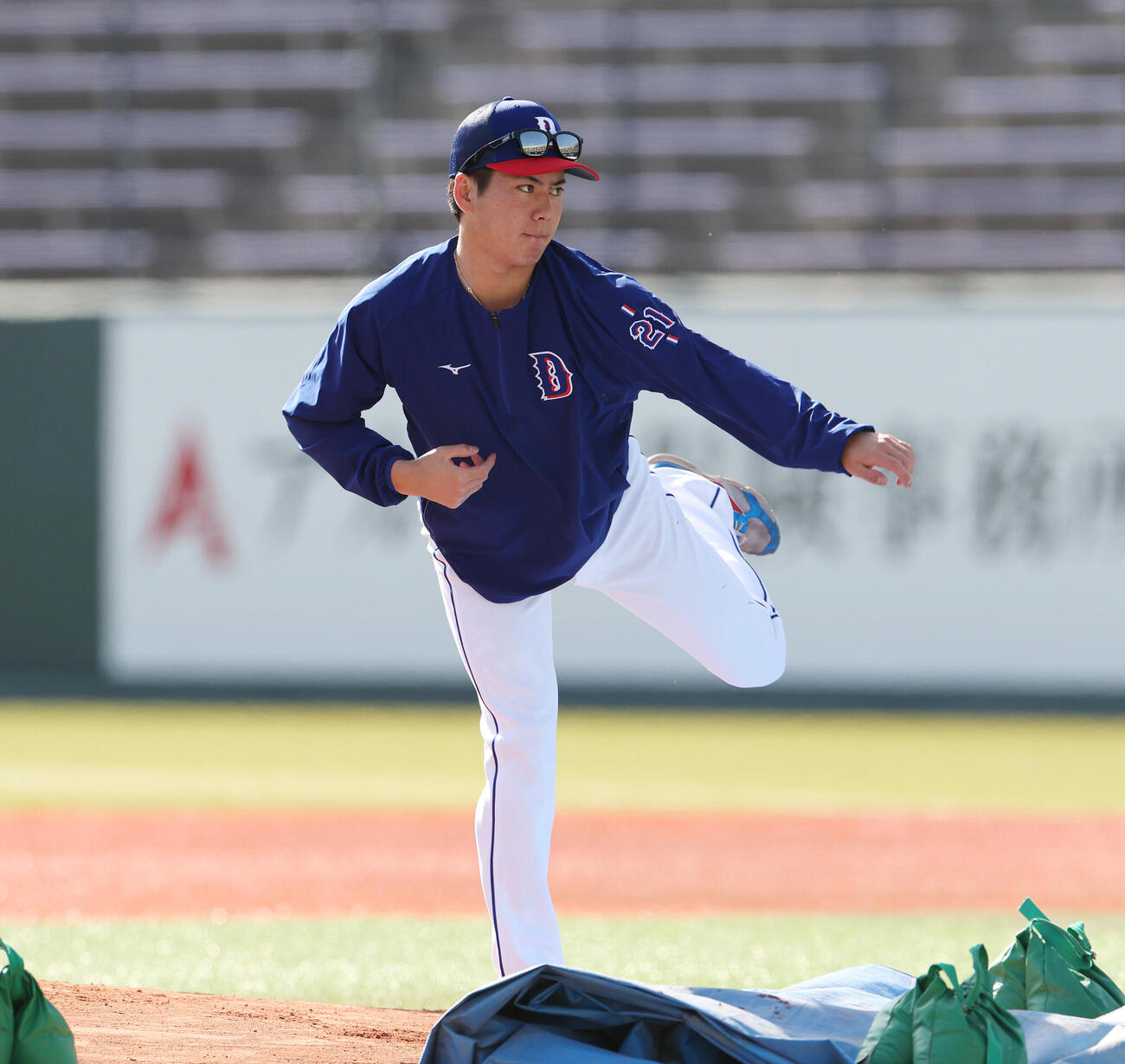巨人対中日　試合前練習でマウンドを確認する中日金丸夢斗　（撮影・宮地輝）
