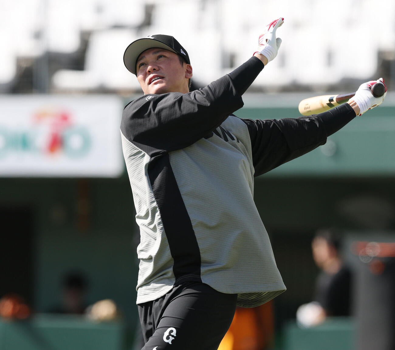 巨人対中日　試合前、打撃練習する巨人坂本勇人　（撮影・宮地輝）