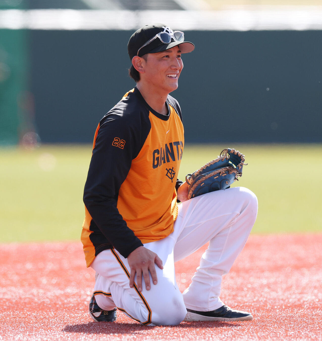 巨人対中日　試合前練習で笑顔を見せる巨人小林誠司　（撮影・宮地輝）