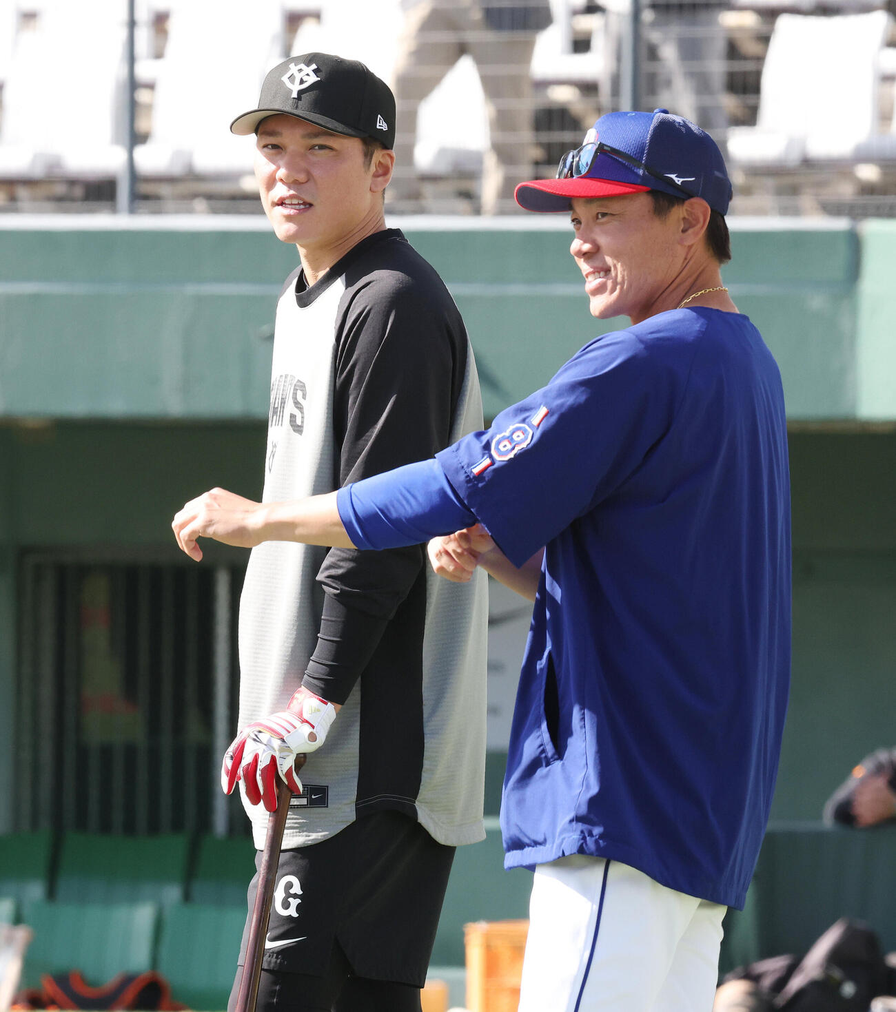 巨人対中日　試合前、言葉を交わす巨人坂本勇人（左）と中日大島洋平　（撮影・宮地輝）