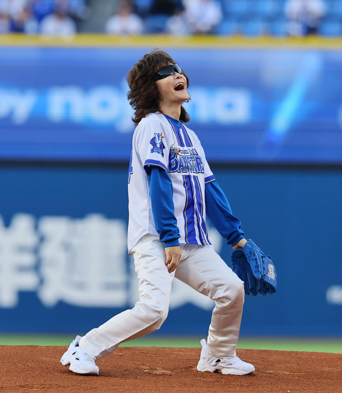DeNA対阪神　セレモニアルピッチを行う龍玄とし（Toshi）（撮影・藤尾明華）
