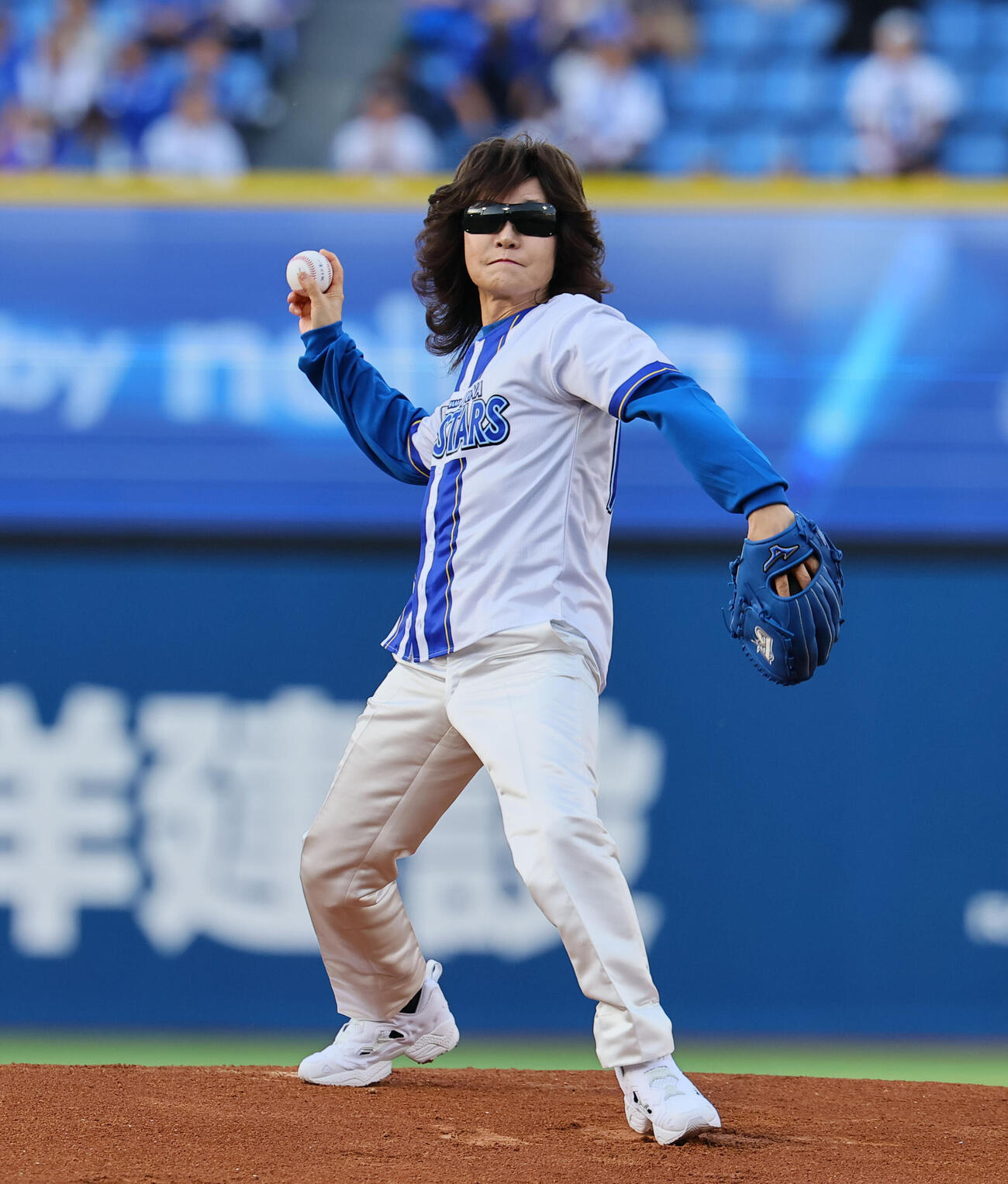DeNA対阪神　セレモニアルピッチを行う龍玄とし（Toshi）（撮影・藤尾明華）