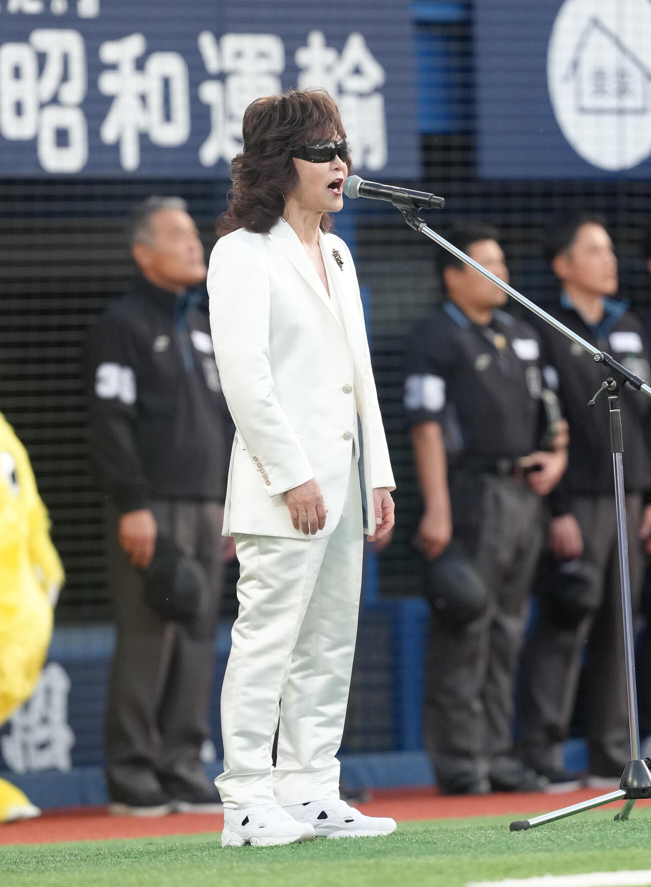 DeNA対阪神　君が代独唱を行う龍玄とし（Toshl）（撮影・足立雅史）　