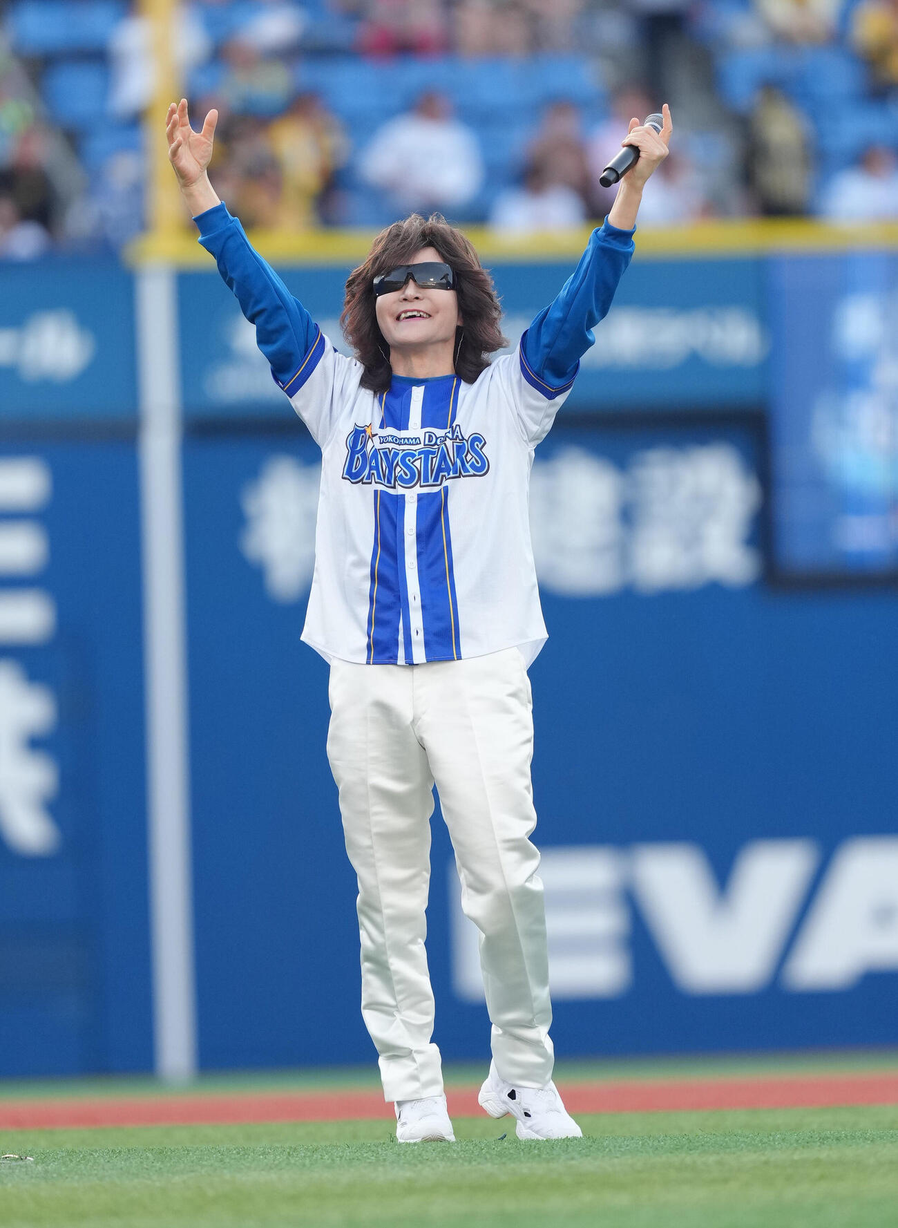 DeNA対阪神　試合前、ライブに登場した龍玄とし（Toshl）（撮影・足立雅史）　