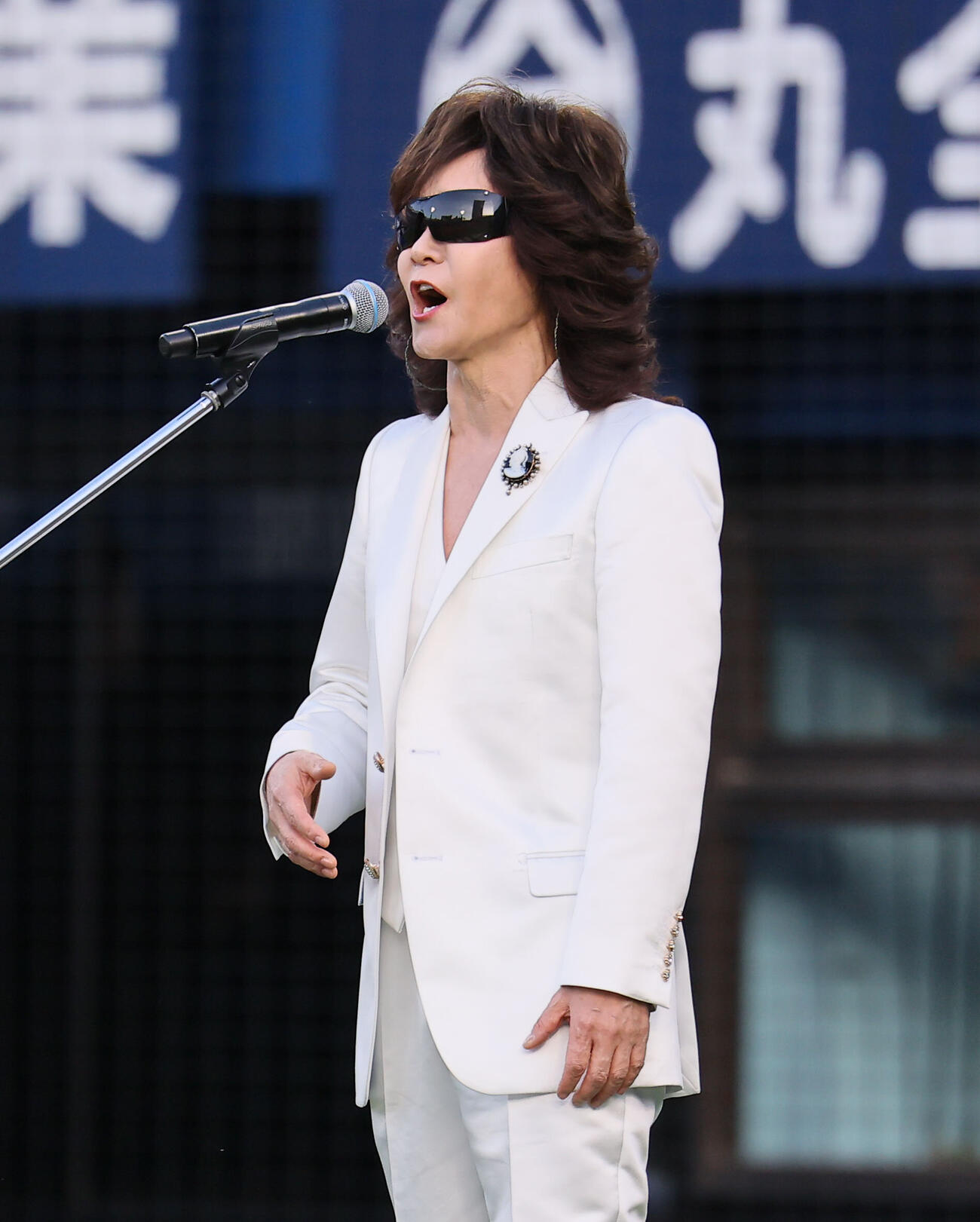 DeNA対阪神　君が代を歌う龍玄とし（Toshi）（撮影・藤尾明華）