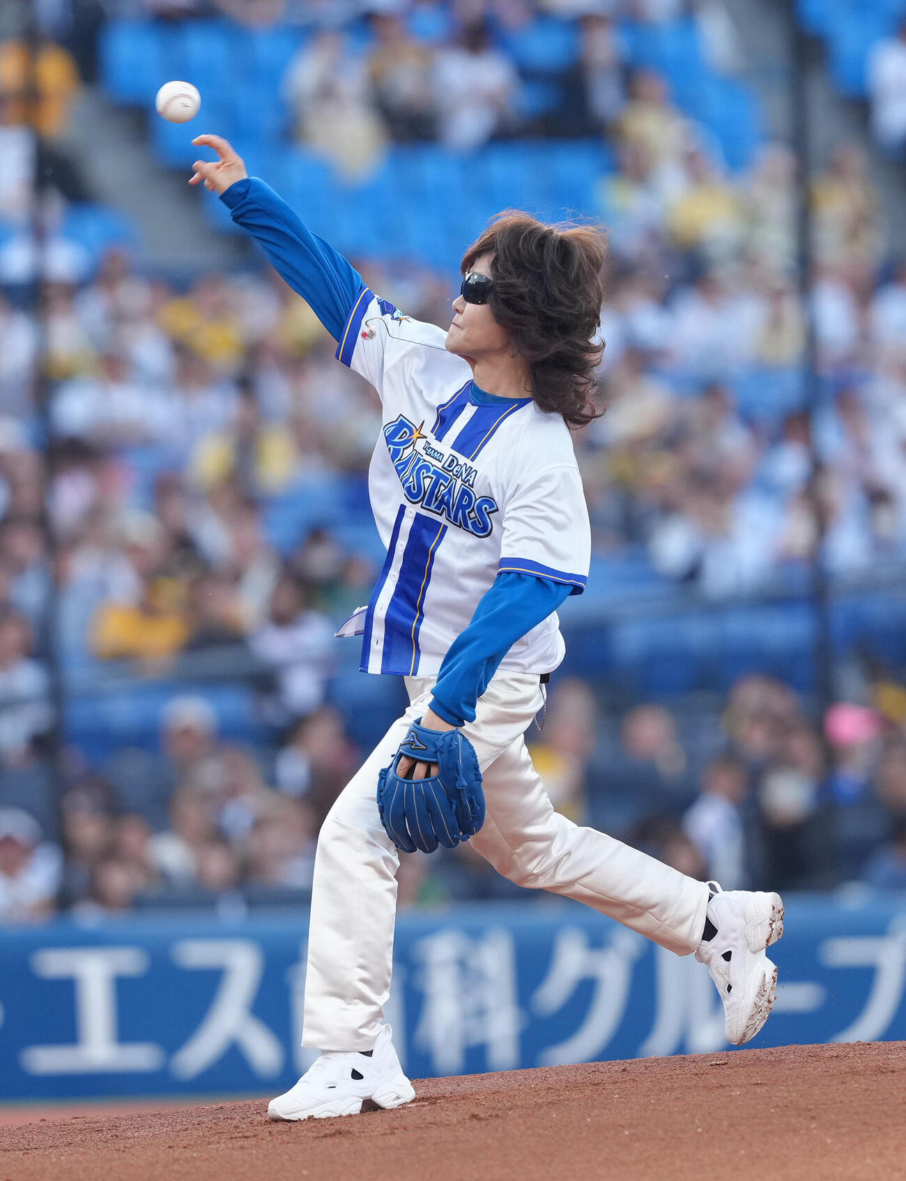 DeNA対阪神　セレモニアルピッチを行った龍玄とし（Toshl）（撮影・足立雅史）　