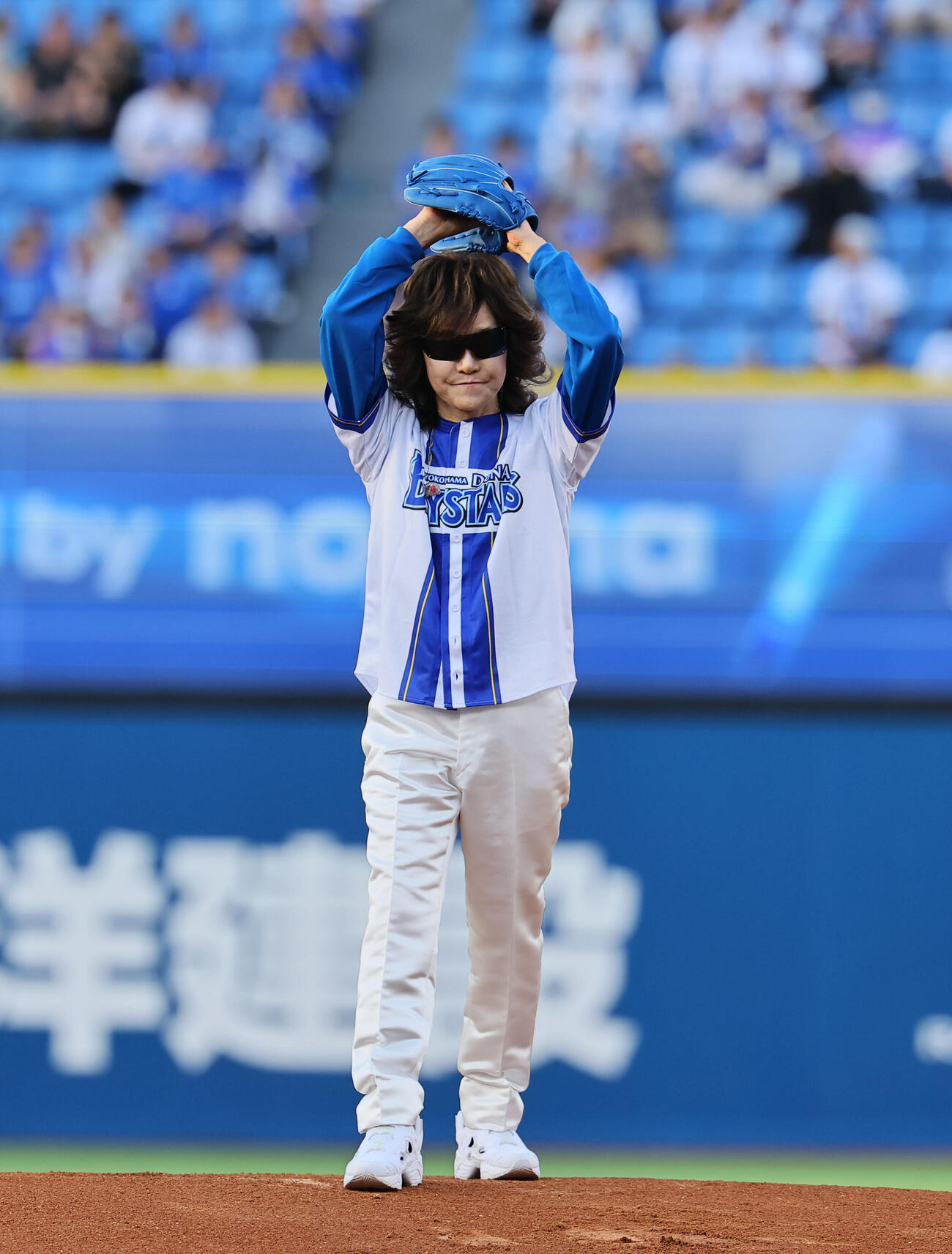 DeNA対阪神　セレモニアルピッチを行う龍玄とし（Toshi）（撮影・藤尾明華）